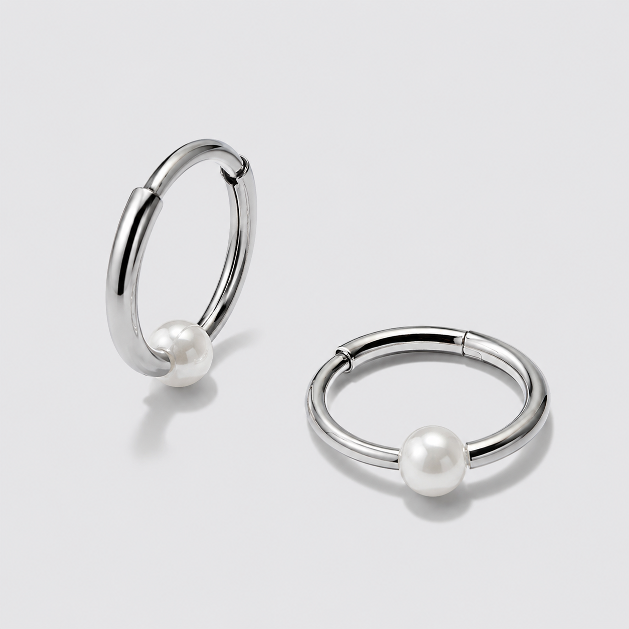 Mini boucles d'oreilles dormeuses argentées avec perle en acier inoxydable