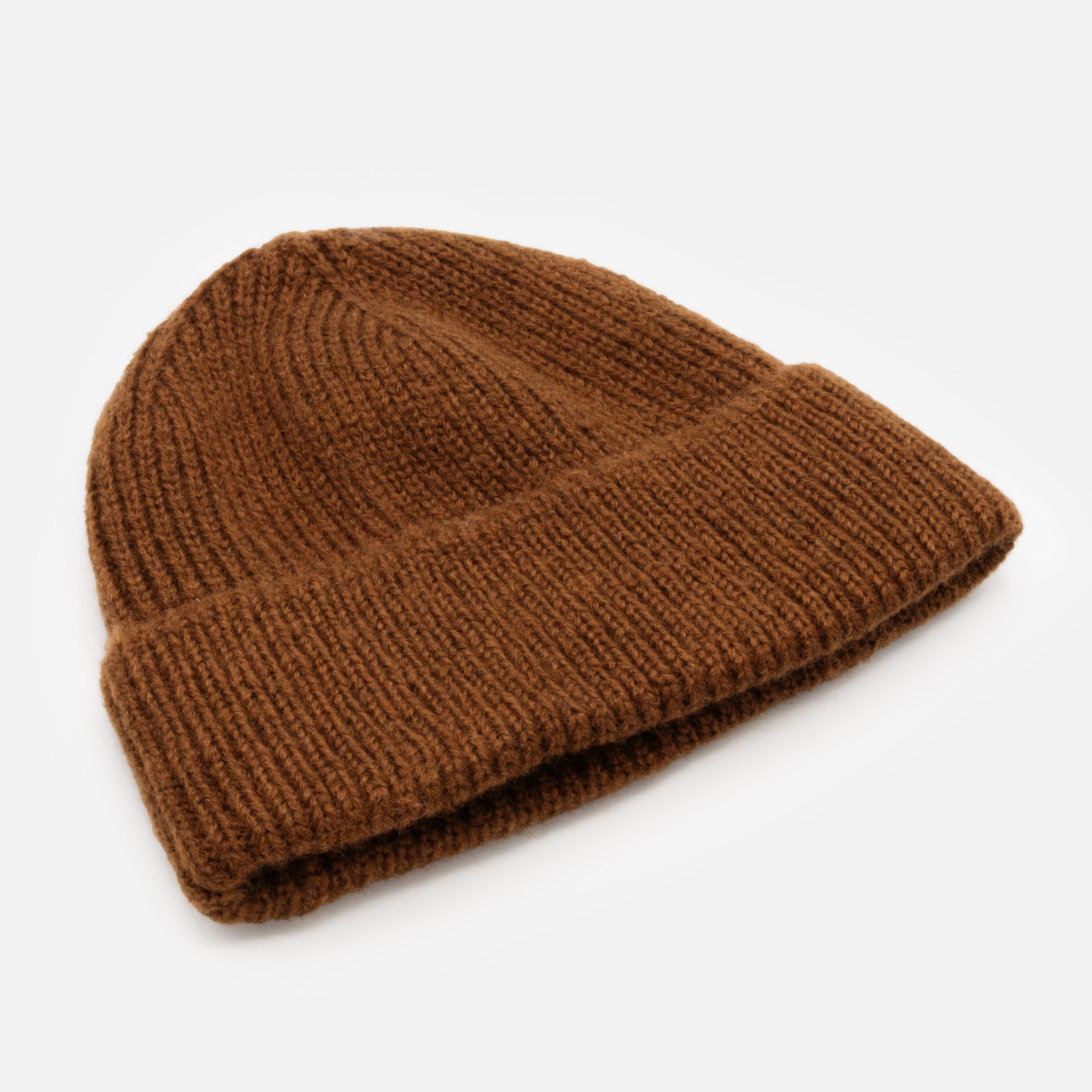 Tuque brune en tricot à petites mailles