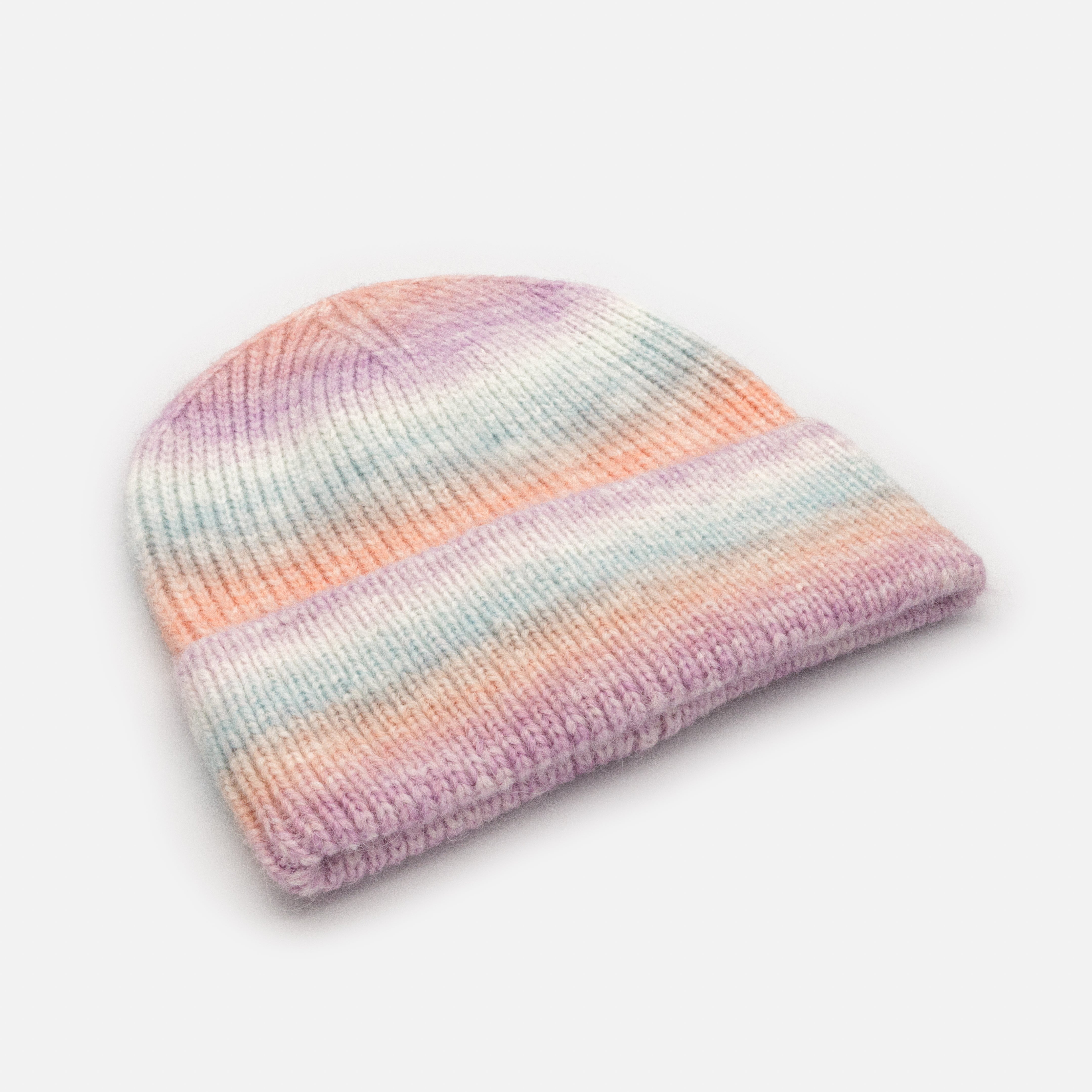 Pastel-colored beanie in small-mesh knit