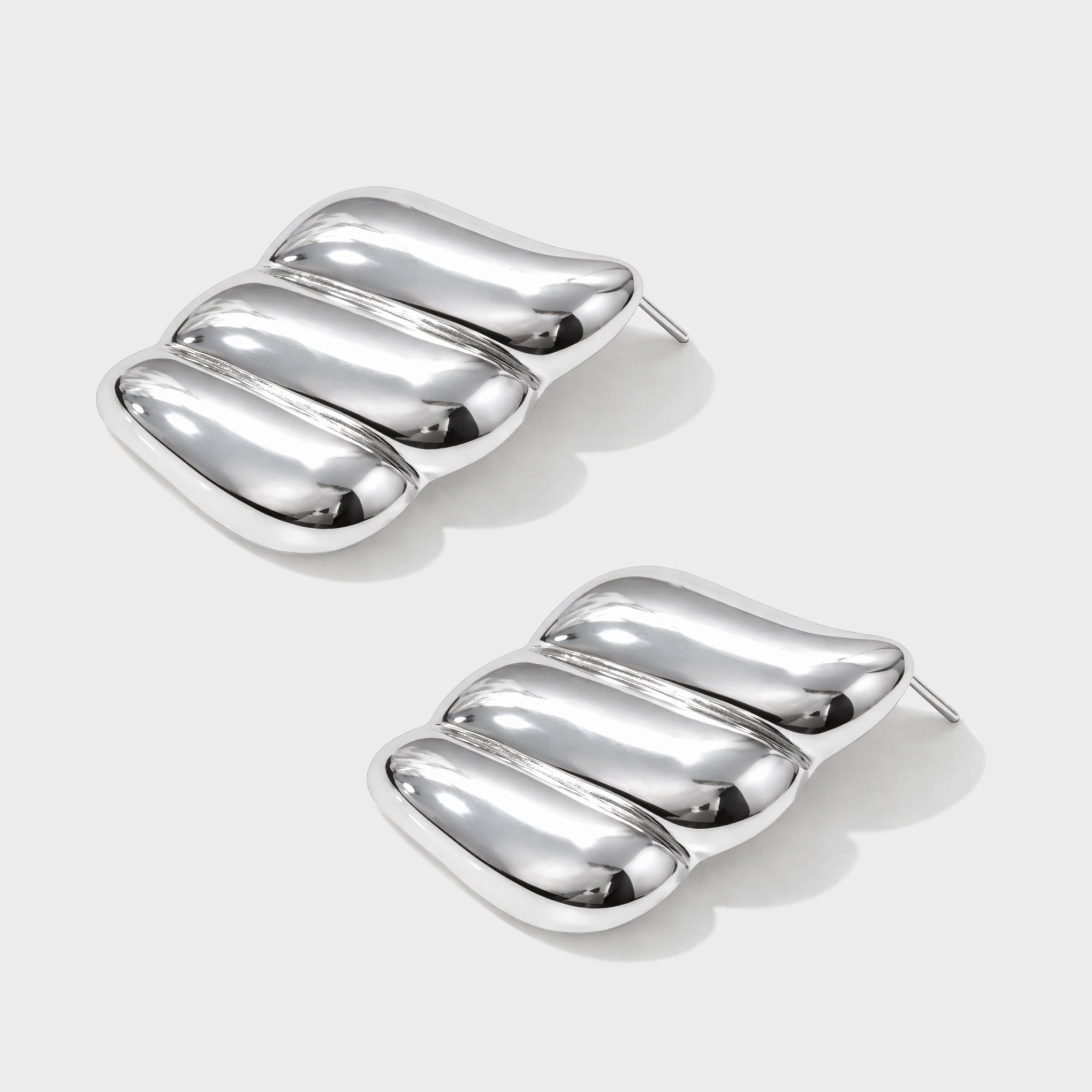 Bizou SF253E003SL – Silver bold wavy statement earrings in stainless steel, high-polish finish, front view, Bizou jewelry