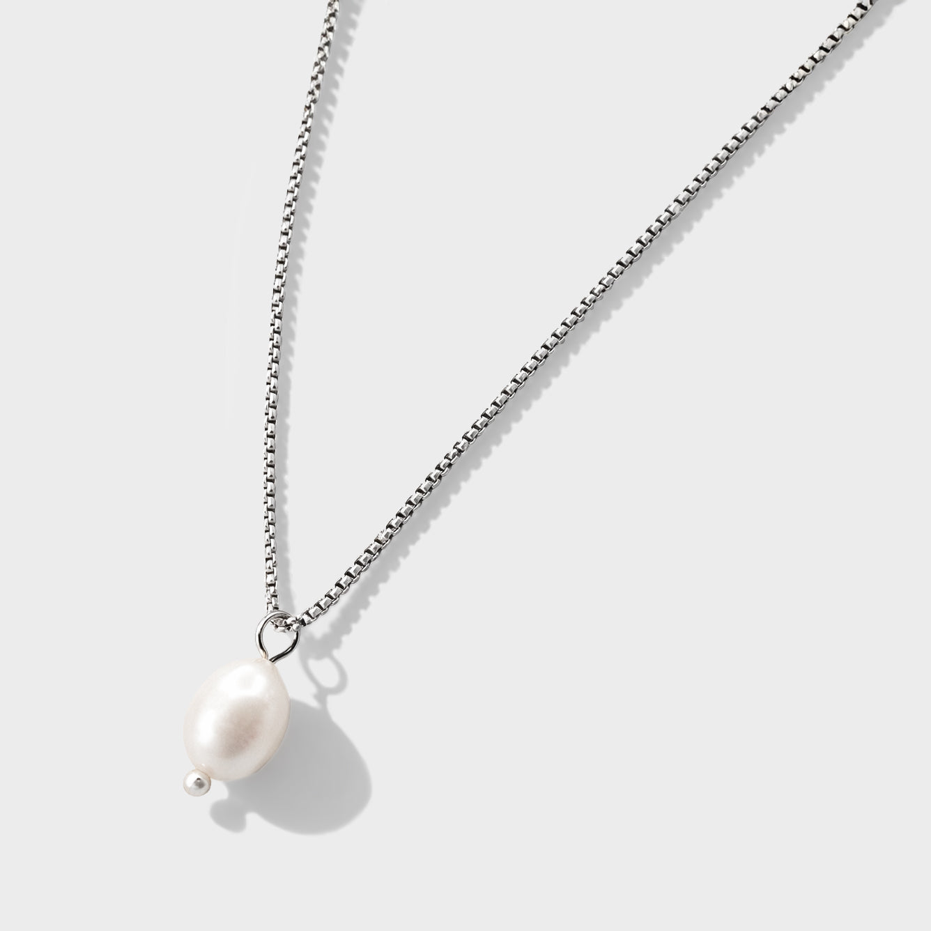Bizou SF253N021SL – Close-up of white baroque pearl charm on silver stainless steel box chain, Bizou jewelry