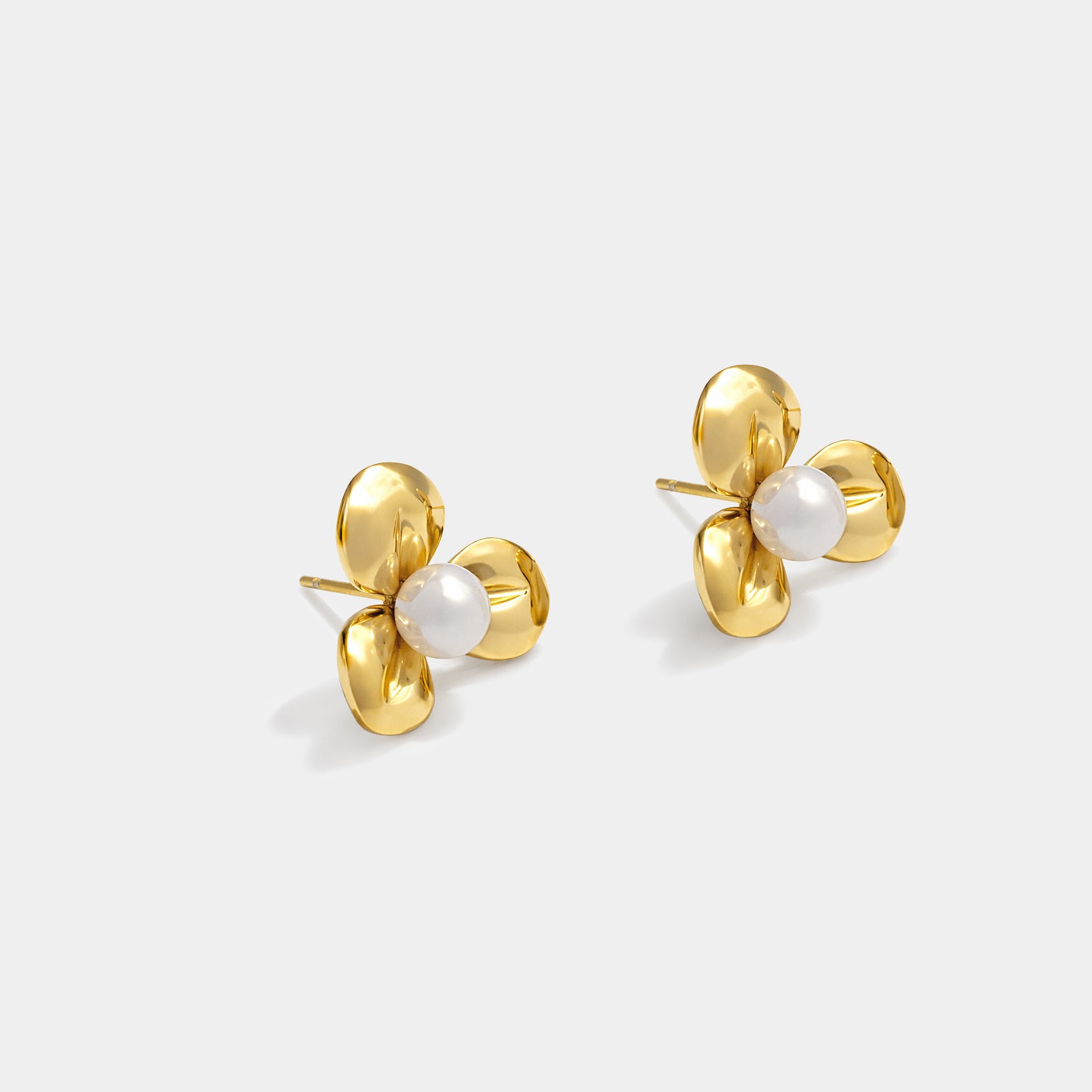 Bizou SS253E002GL – Gold sculptural flower stud earrings in stainless steel with pearl, angled view showing post