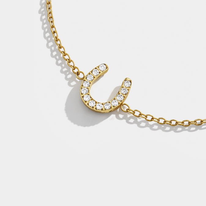 Gold horseshoe charm bracelet with cubic zirconia in stainless steel – close-up – Bizou