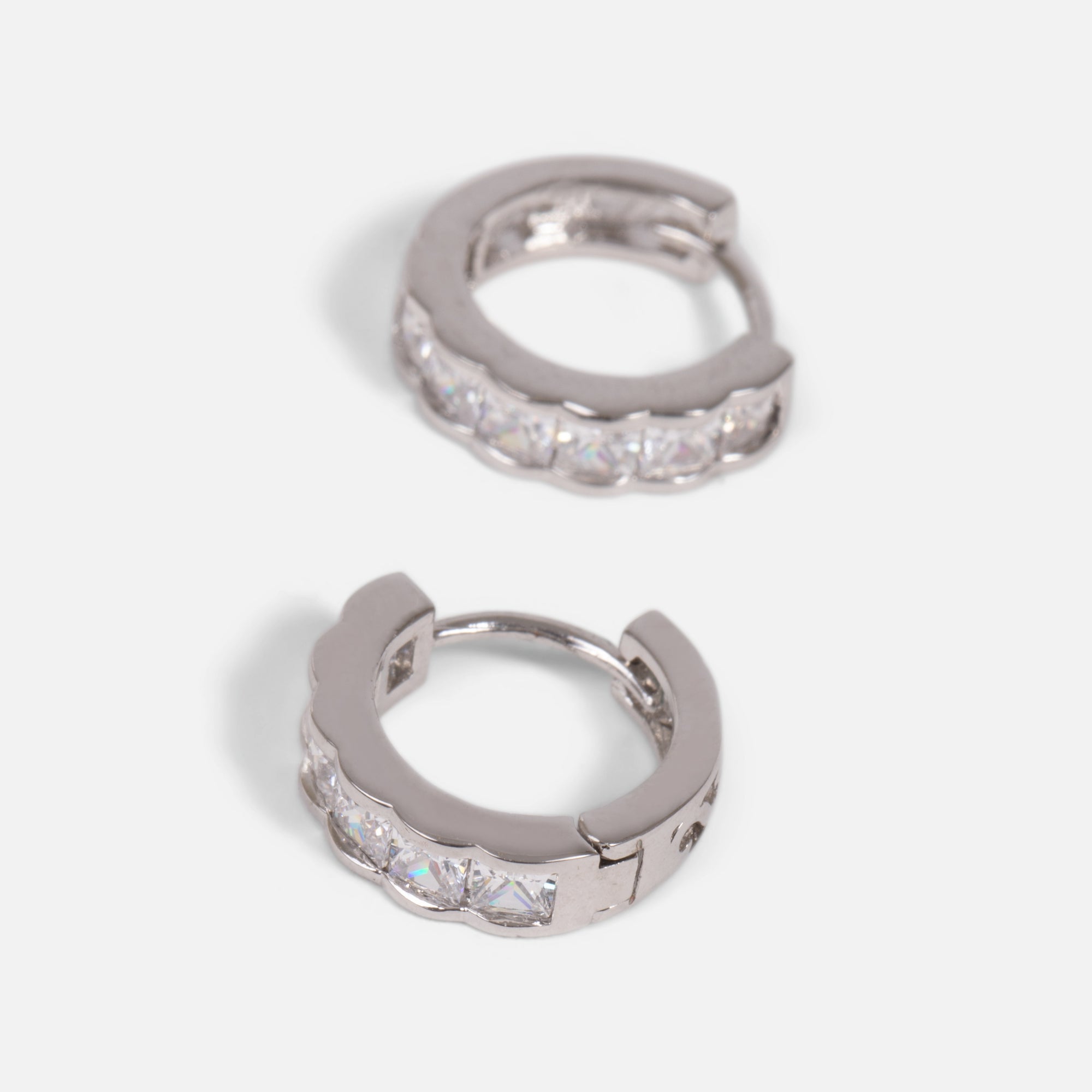 Boucles d'oreilles Huggies avec pierres carrées