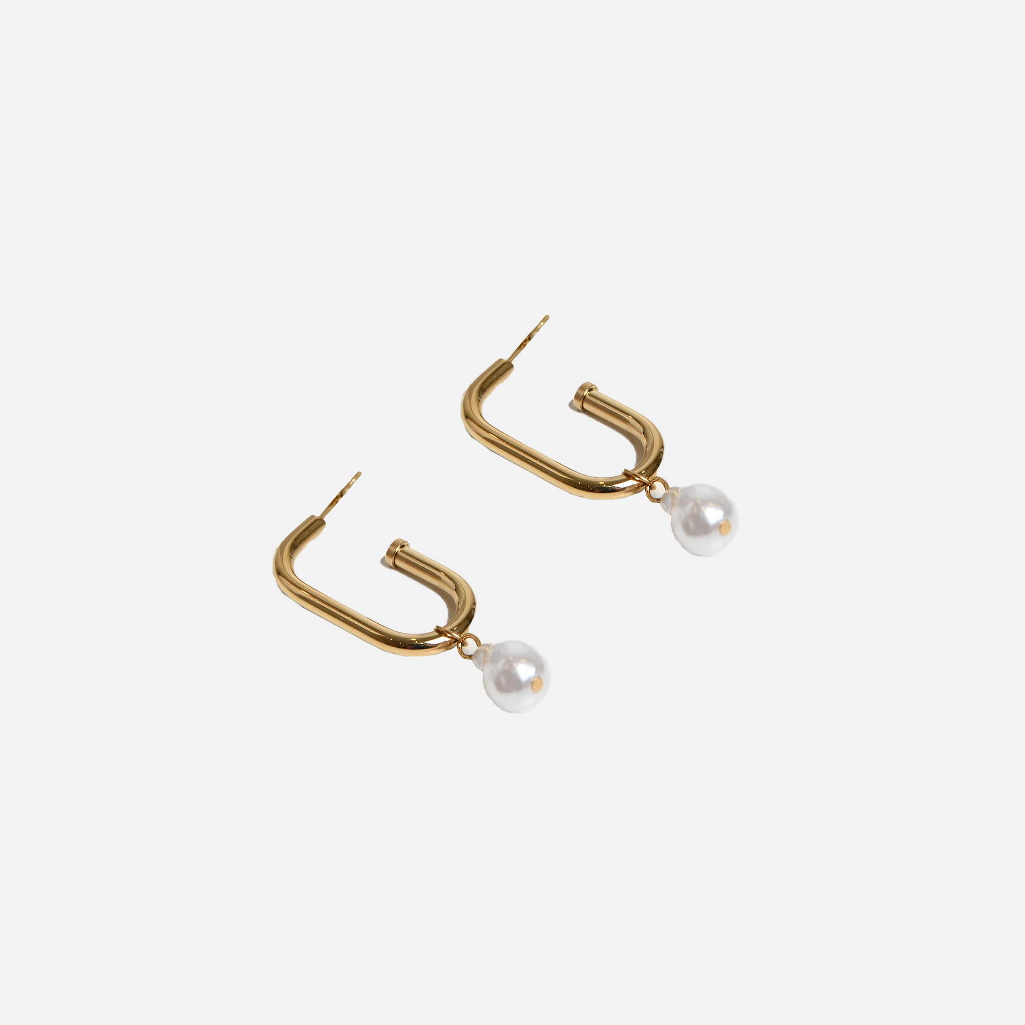 Oval golden earrings with pearl