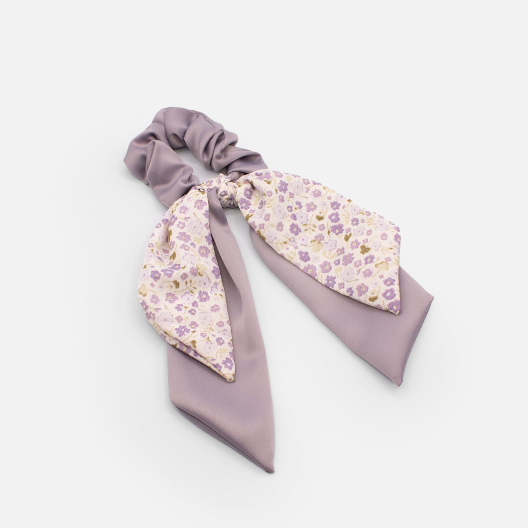 Chouchou lilas avec boucle fleurie