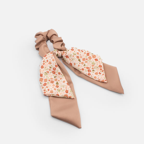 Load image into Gallery viewer, Pink scrunchie with floral bow
