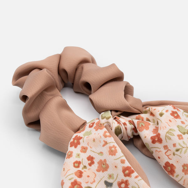 Load image into Gallery viewer, Pink scrunchie with floral bow
