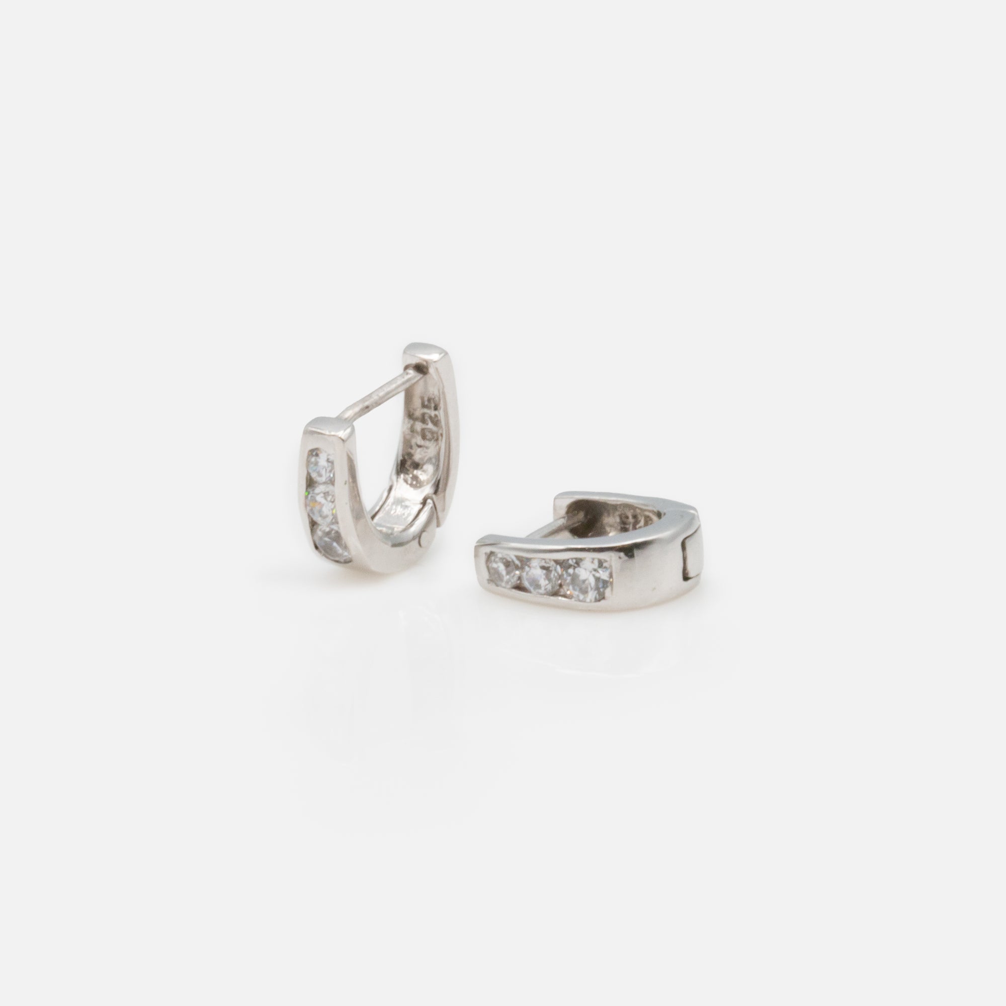 Boucles d'oreilles anneaux avec pierres en argent sterling