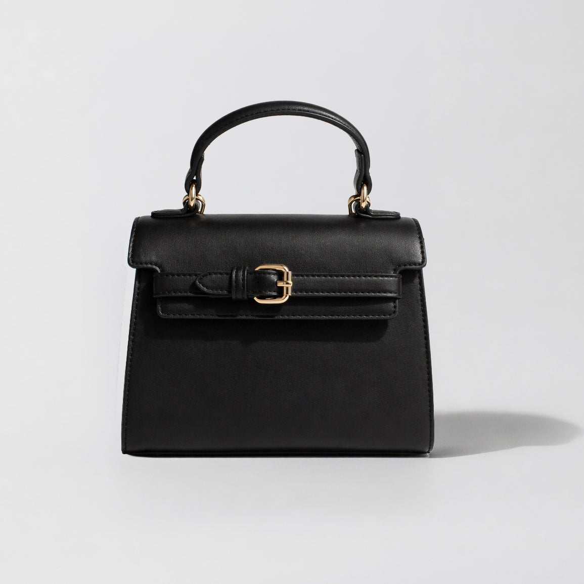 Sac à main structuré noir à poignée et boucle dorée