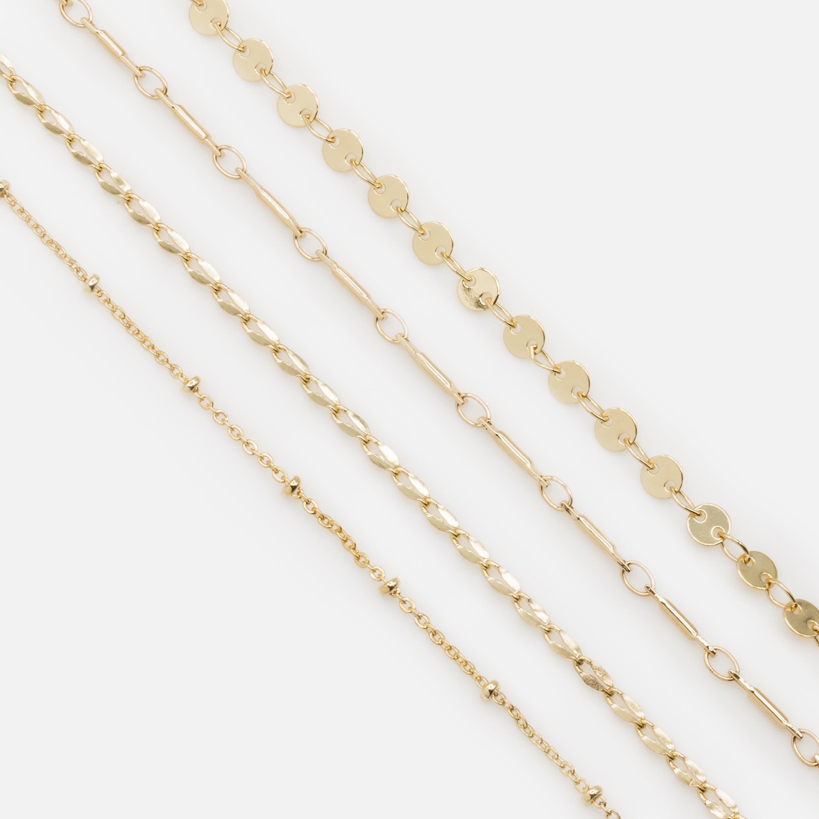 Ensemble de quatre bracelets dorés avec mailles originales