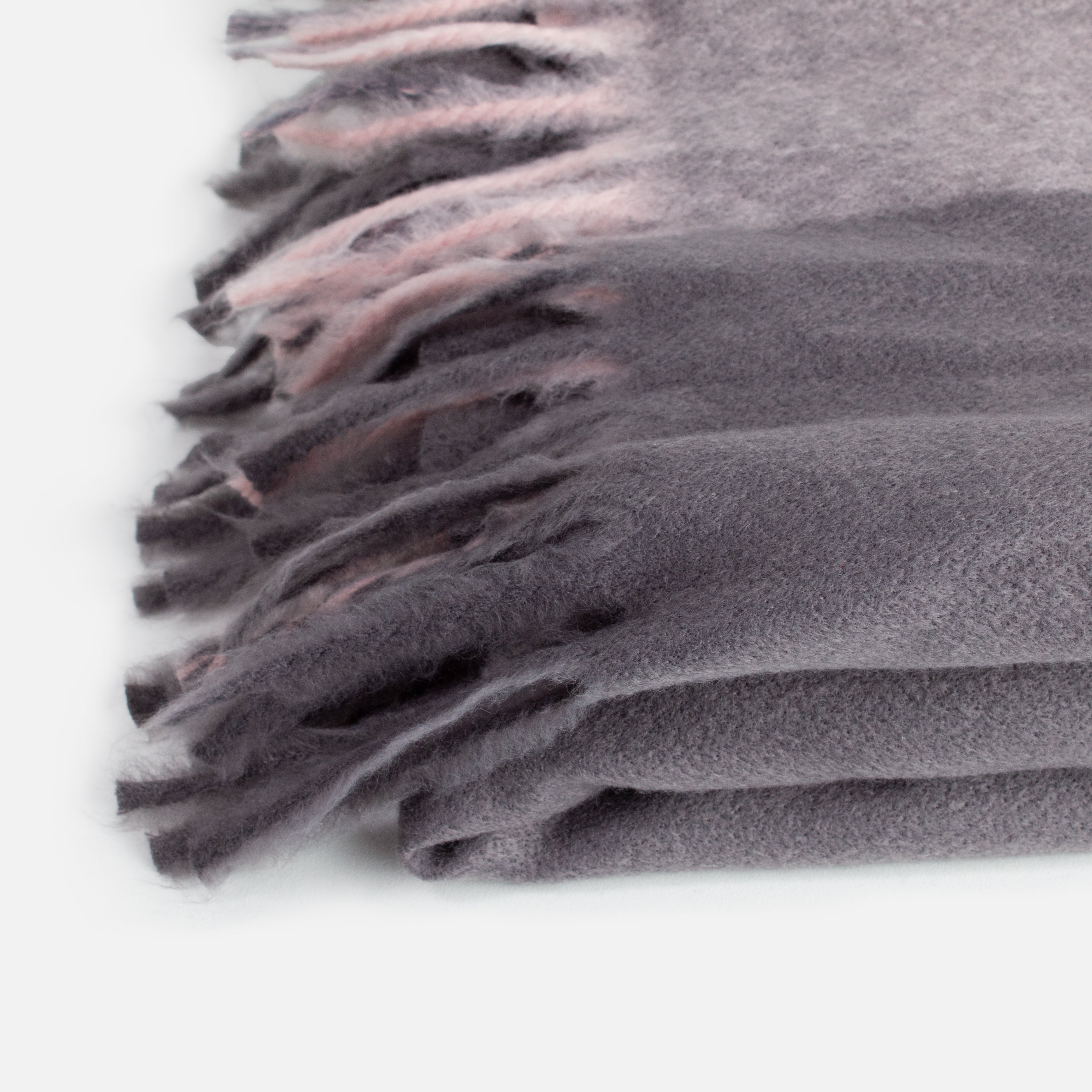 Poncho gris avec frange et larges bandes rosées