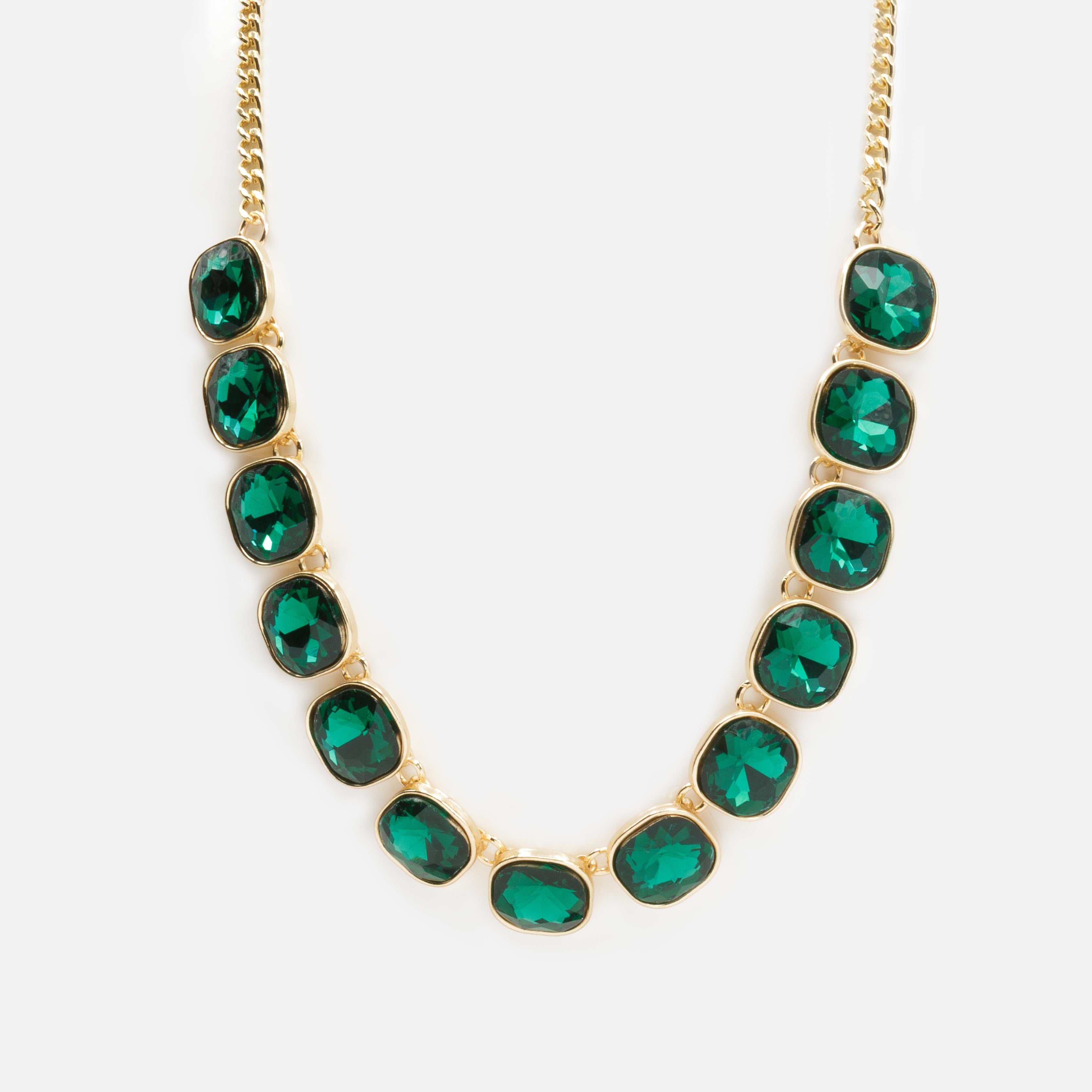 Ensemble collier et boucles d'oreilles dorées avec pierres émeraude