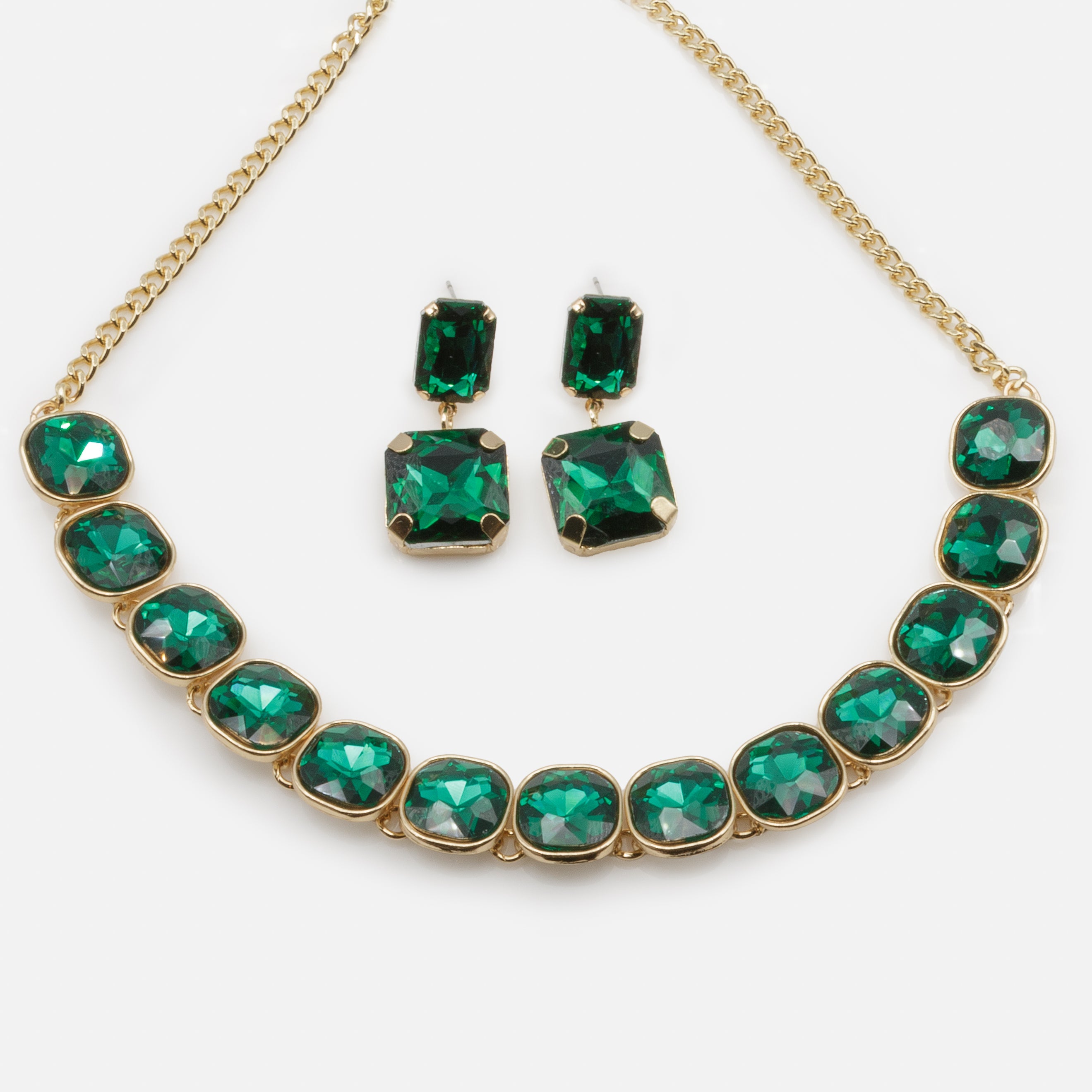 Ensemble collier et boucles d'oreilles dorées avec pierres émeraude