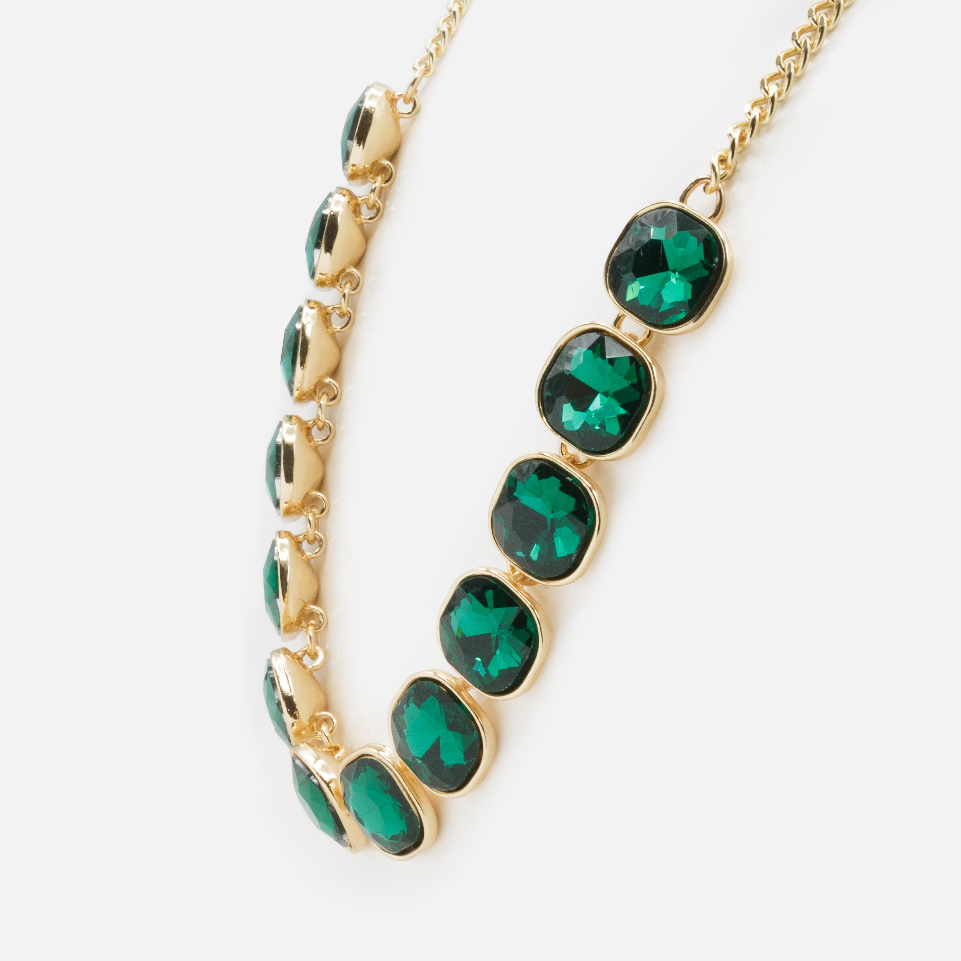 Ensemble collier et boucles d'oreilles dorées avec pierres émeraude