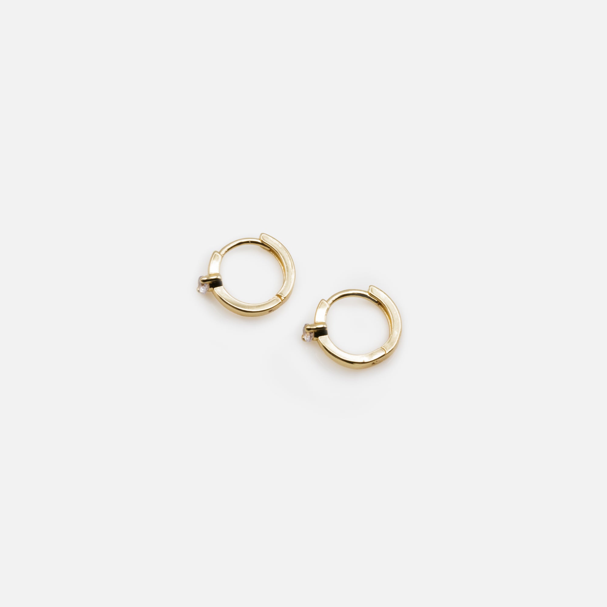 Ensemble trois boucles d'oreilles anneaux dorés et acrylique vert