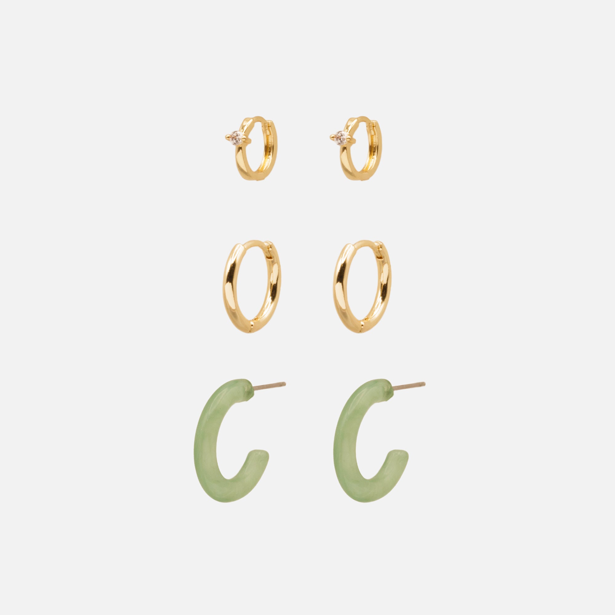 Ensemble trois boucles d'oreilles anneaux dorés et acrylique vert