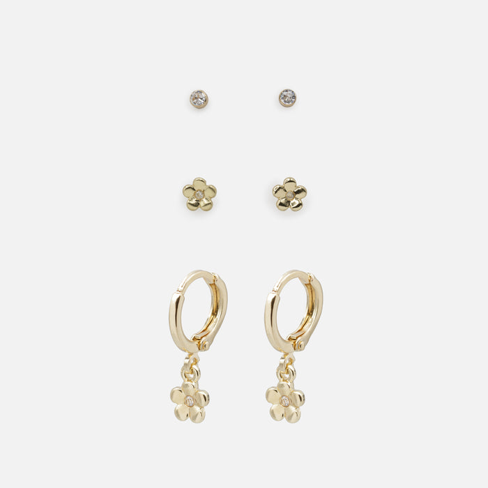 Trio de boucles d'oreilles dorées avec petites fleurs et zircons cubiques