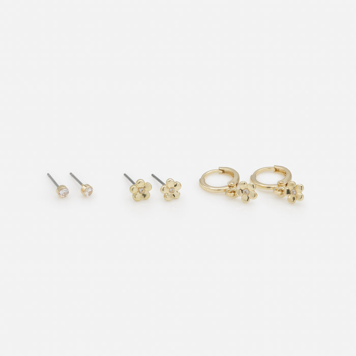 Trio de boucles d'oreilles dorées avec petites fleurs et zircons cubiques