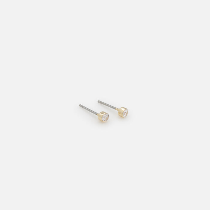 Trio de boucles d'oreilles dorées avec petites fleurs et zircons cubiques