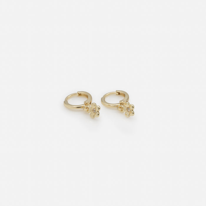 Trio de boucles d'oreilles dorées avec petites fleurs et zircons cubiques