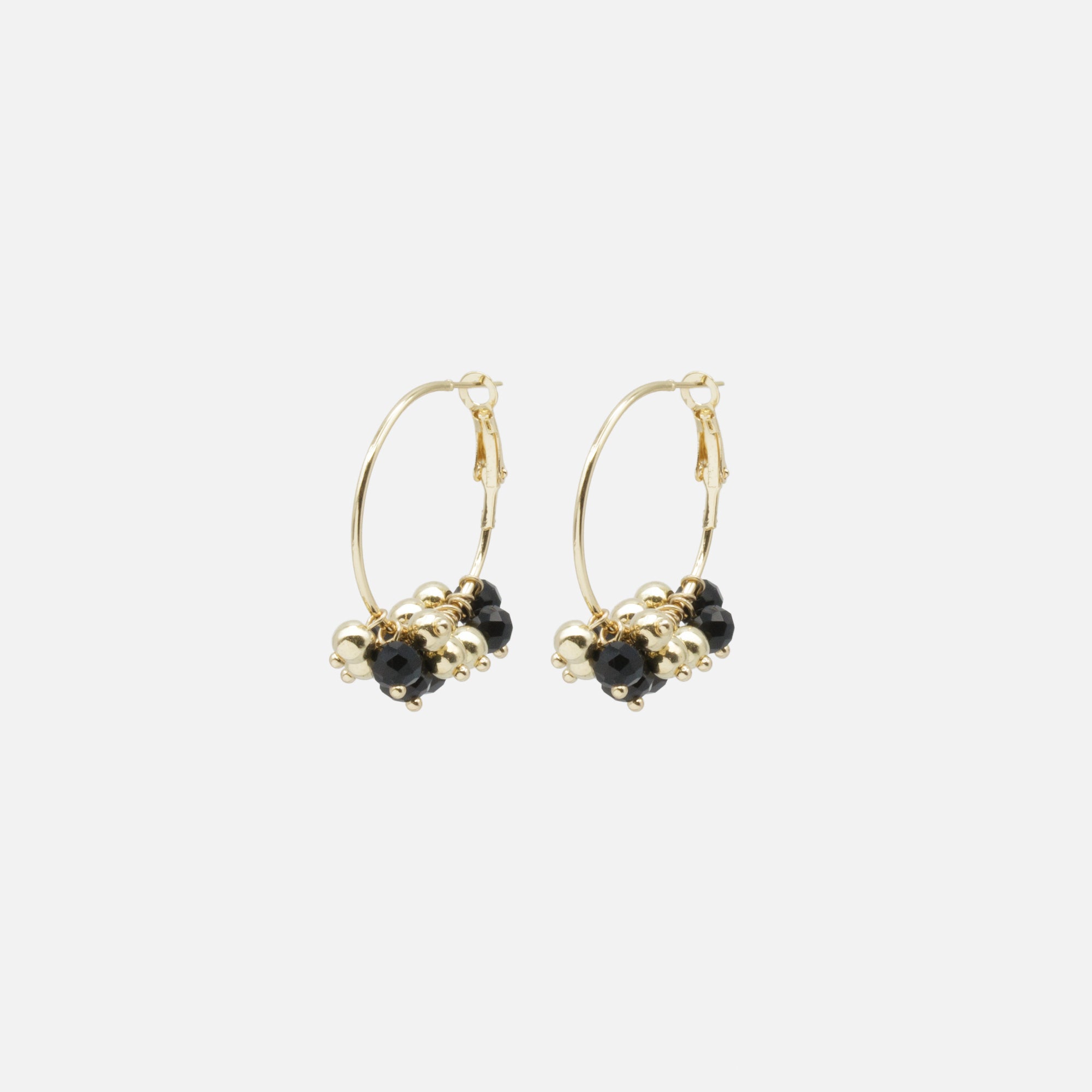 Boucles d'oreilles anneaux avec bouquet de billes noires et dorées