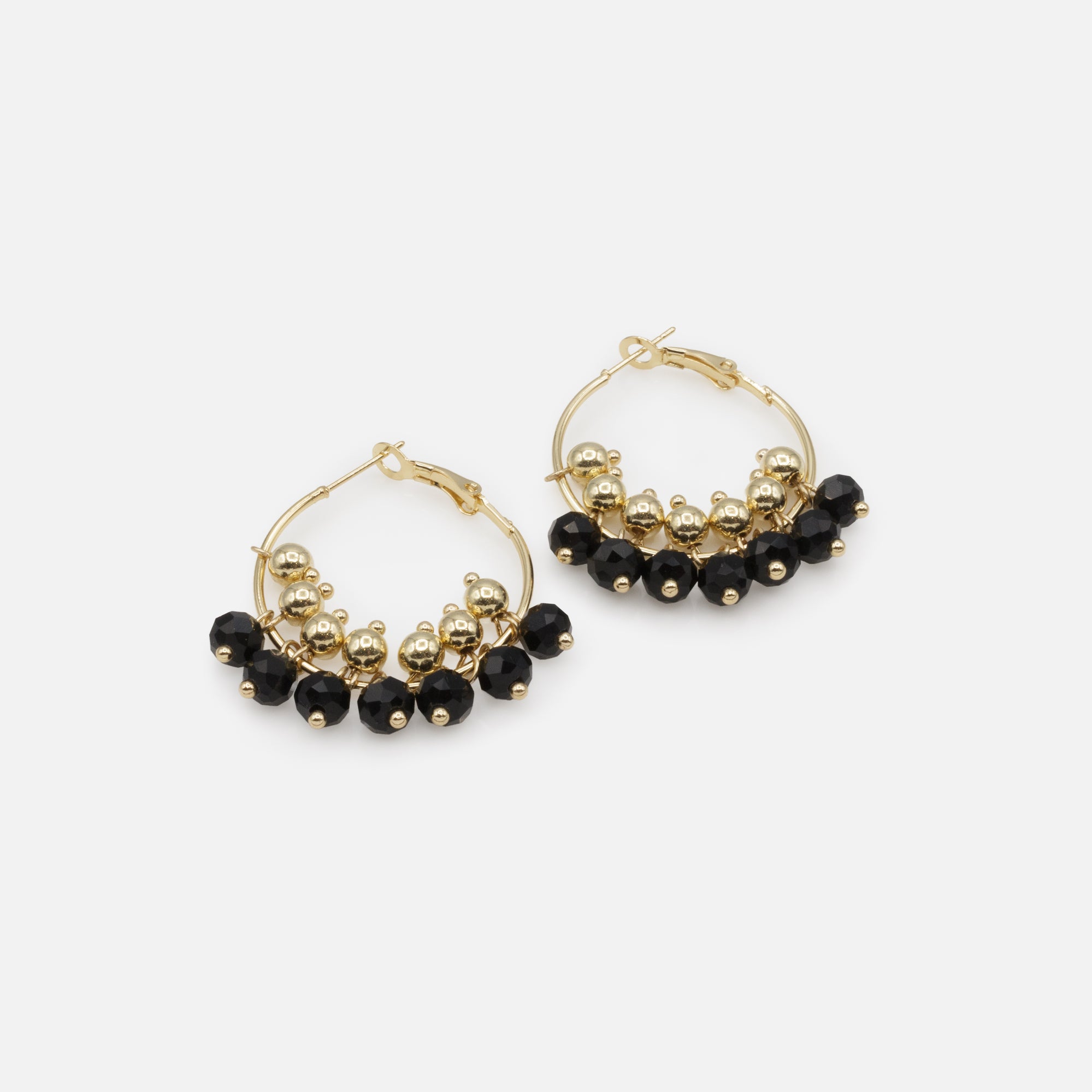 Boucles d'oreilles anneaux avec bouquet de billes noires et dorées