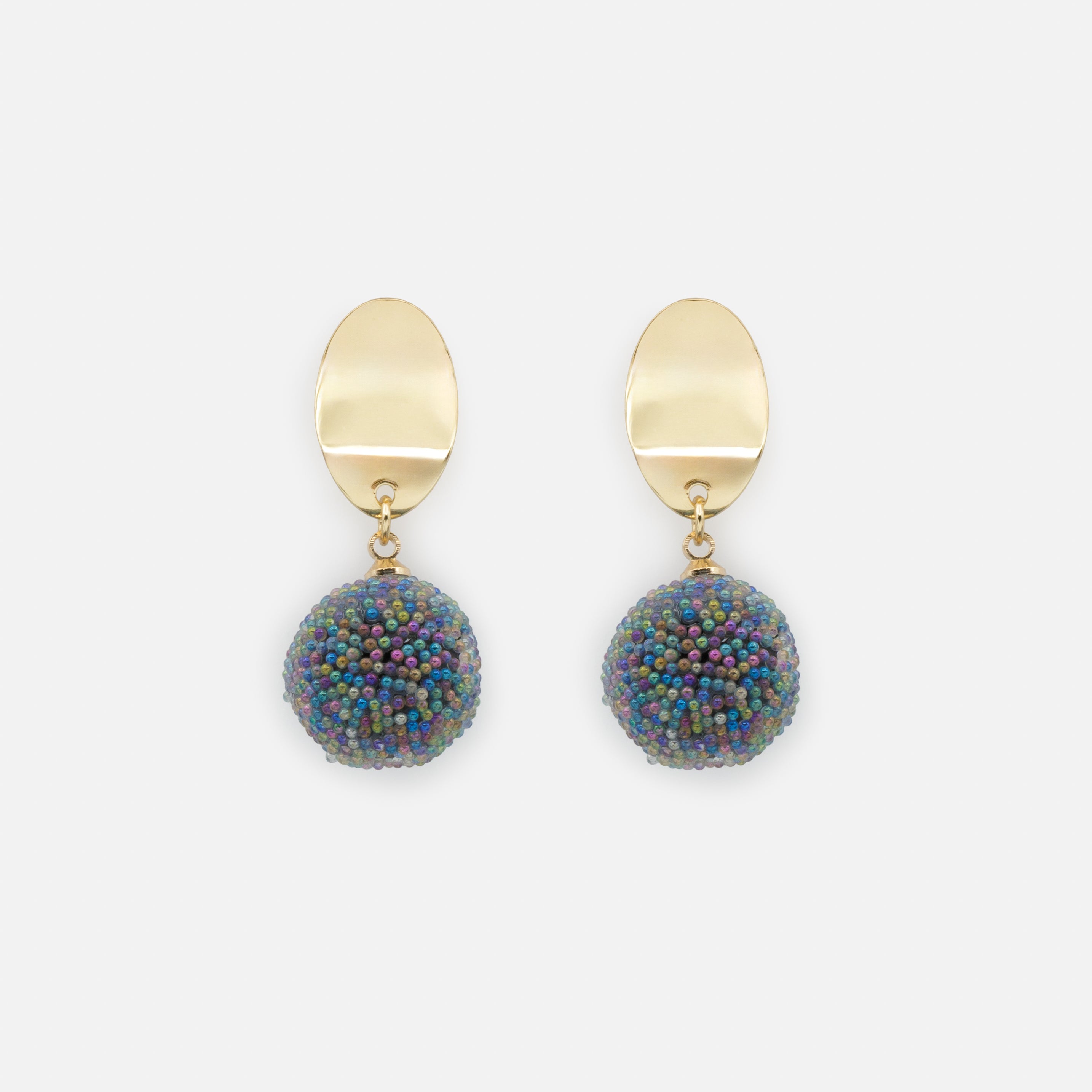 Boucles d'oreilles dorées avec sphère de billes irisées