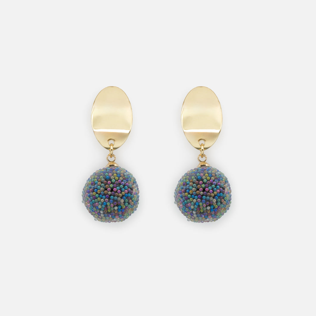 Boucles d'oreilles dorées avec sphère de billes irisées