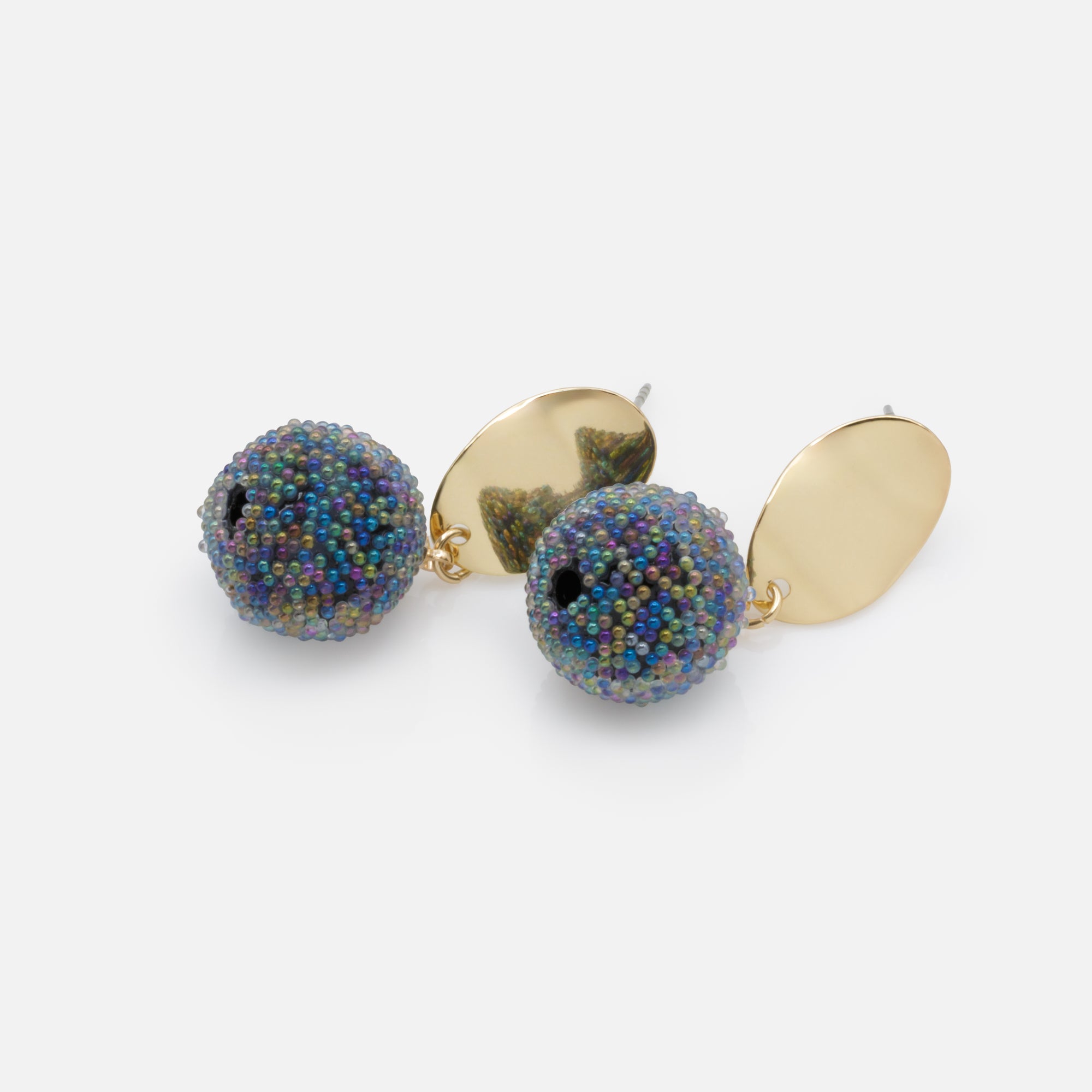 Boucles d'oreilles dorées avec sphère de billes irisées