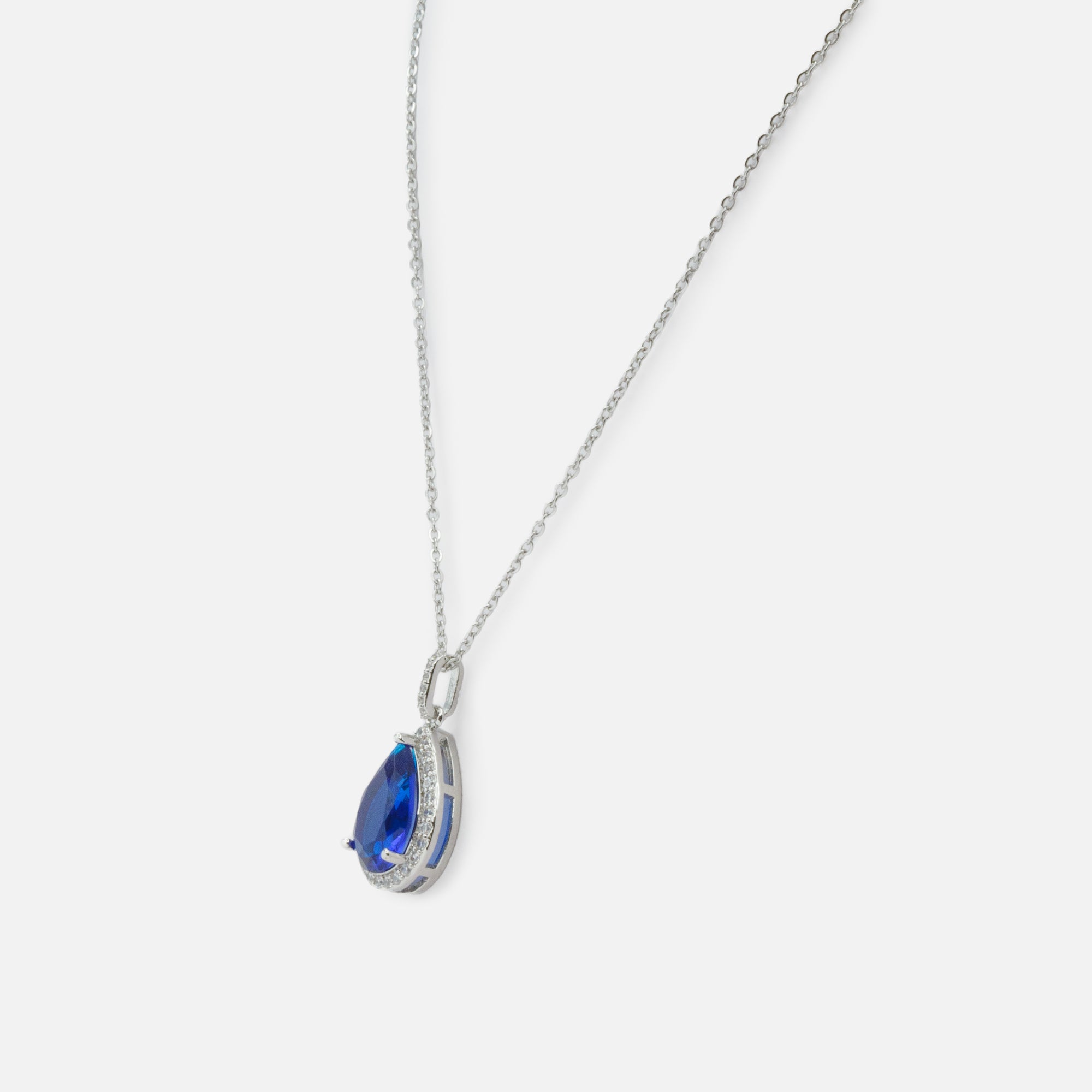 Collier argenté avec pierre bleue et zircons cubiques