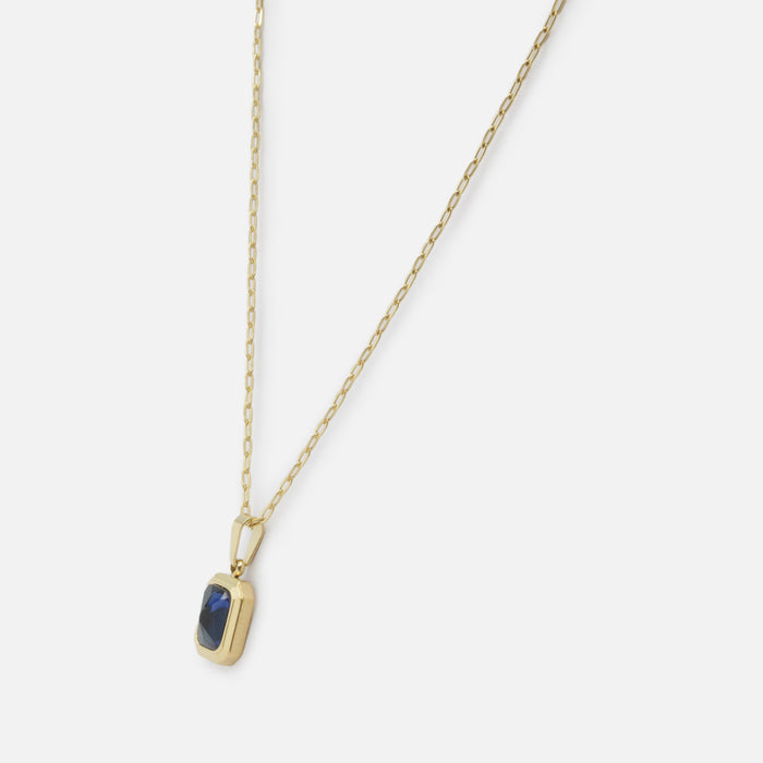 Collier doré avec petite pierre rectangulaire bleue
