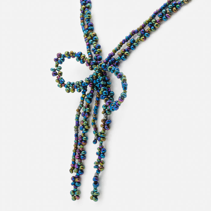 Collier de billes irisées en forme de boucle
