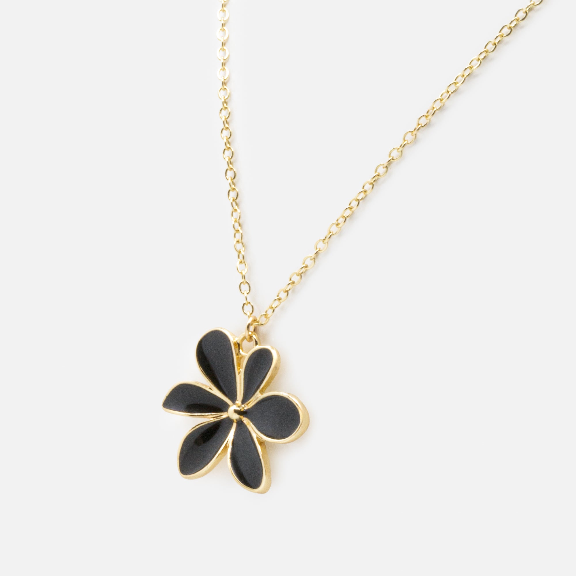 Collier doré avec breloque fleur noire