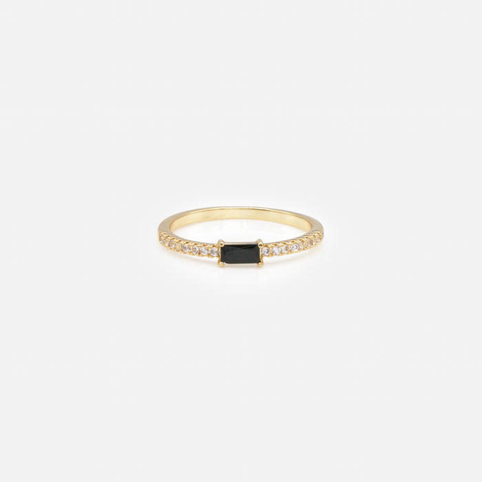 Bague dorée avec pierre rectangulaire noire et zircons cubiques