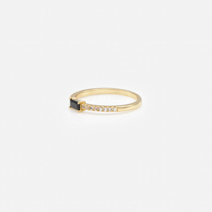 Bague dorée avec pierre rectangulaire noire et zircons cubiques