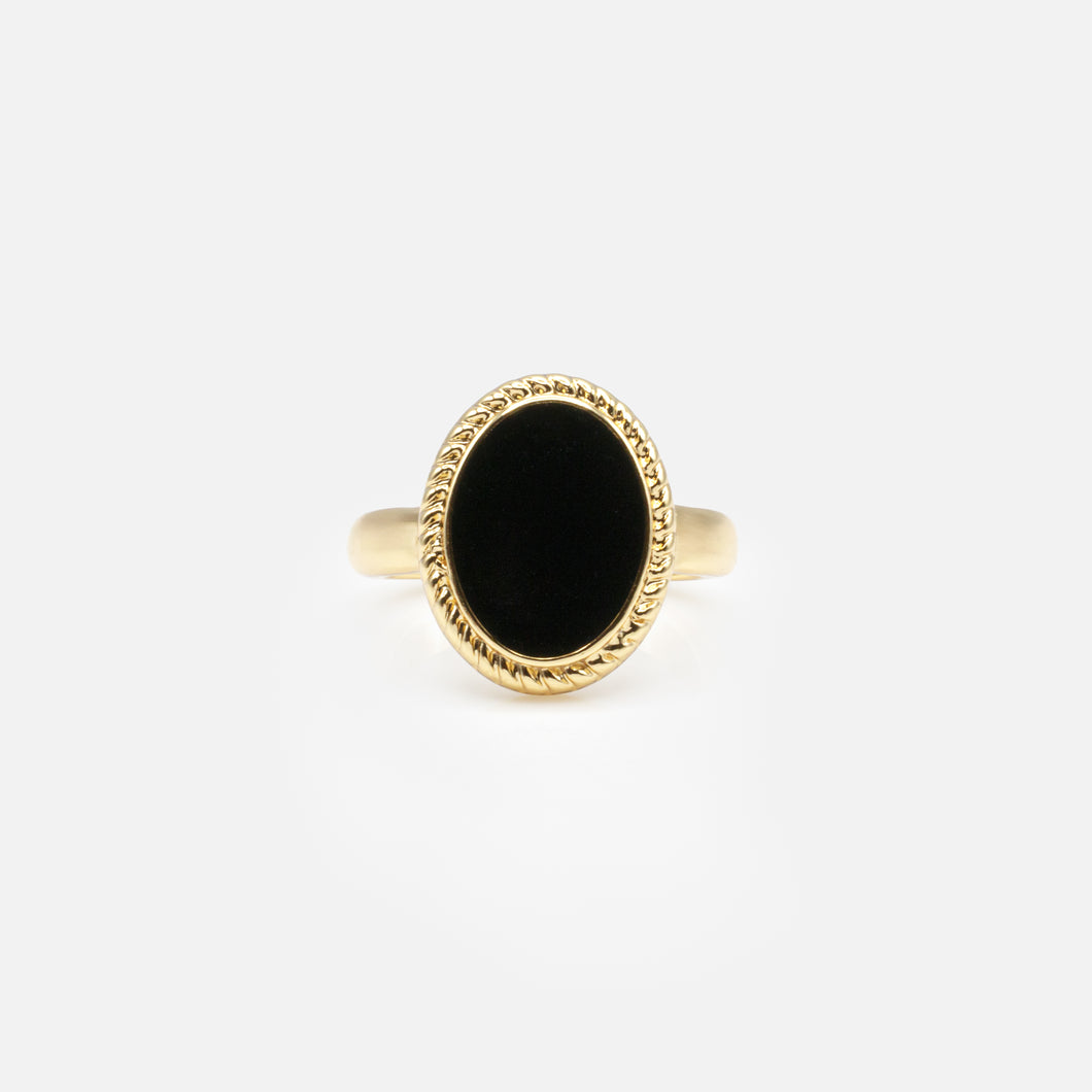 Bague dorée avec ovale noir