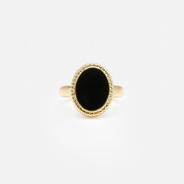 Bague dorée avec ovale noir