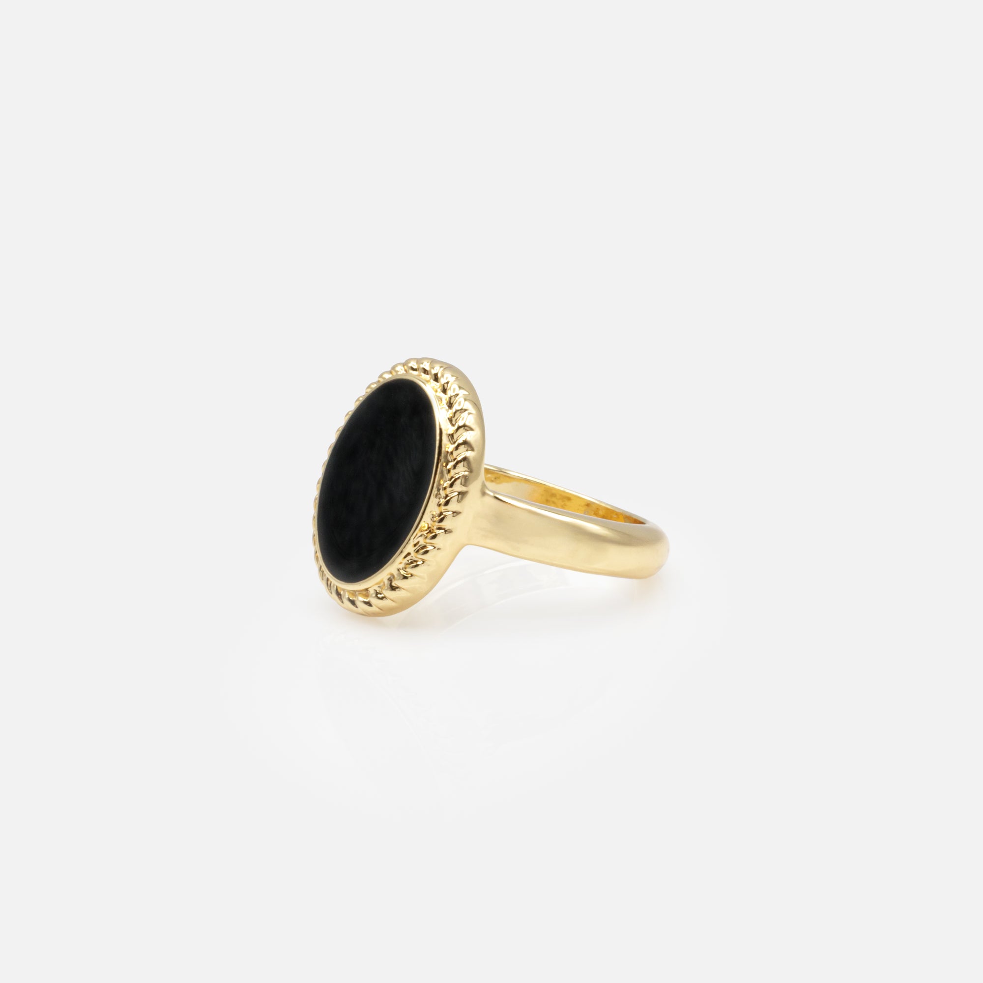 Bague dorée avec ovale noir