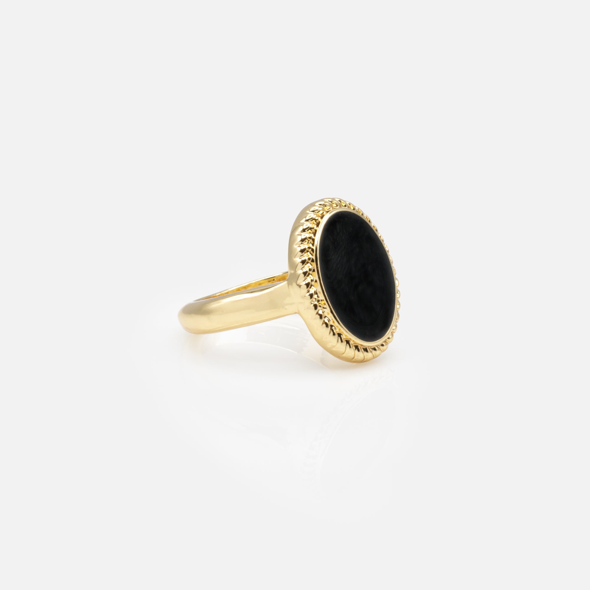 Bague dorée avec ovale noir