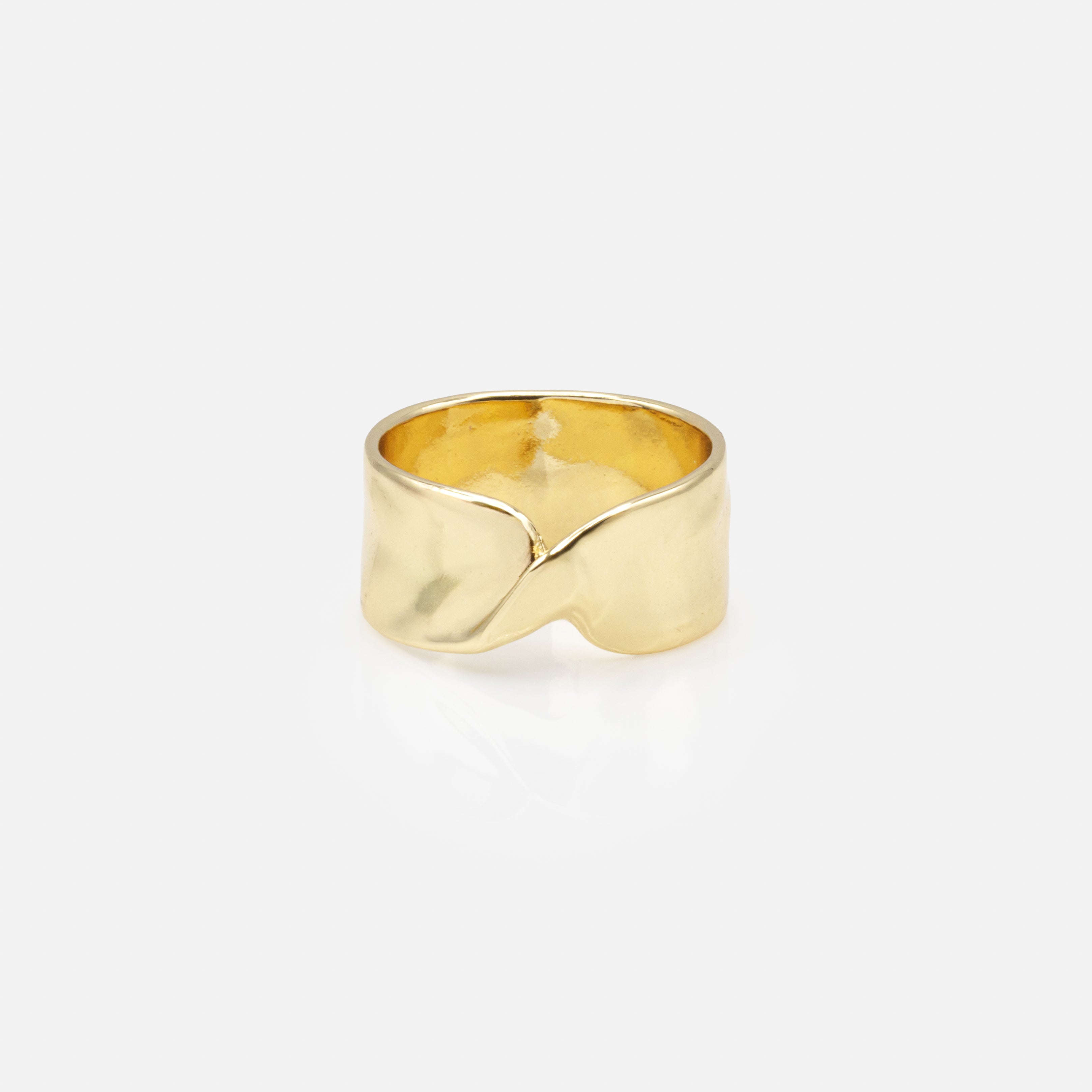 Large bague dorée froissée