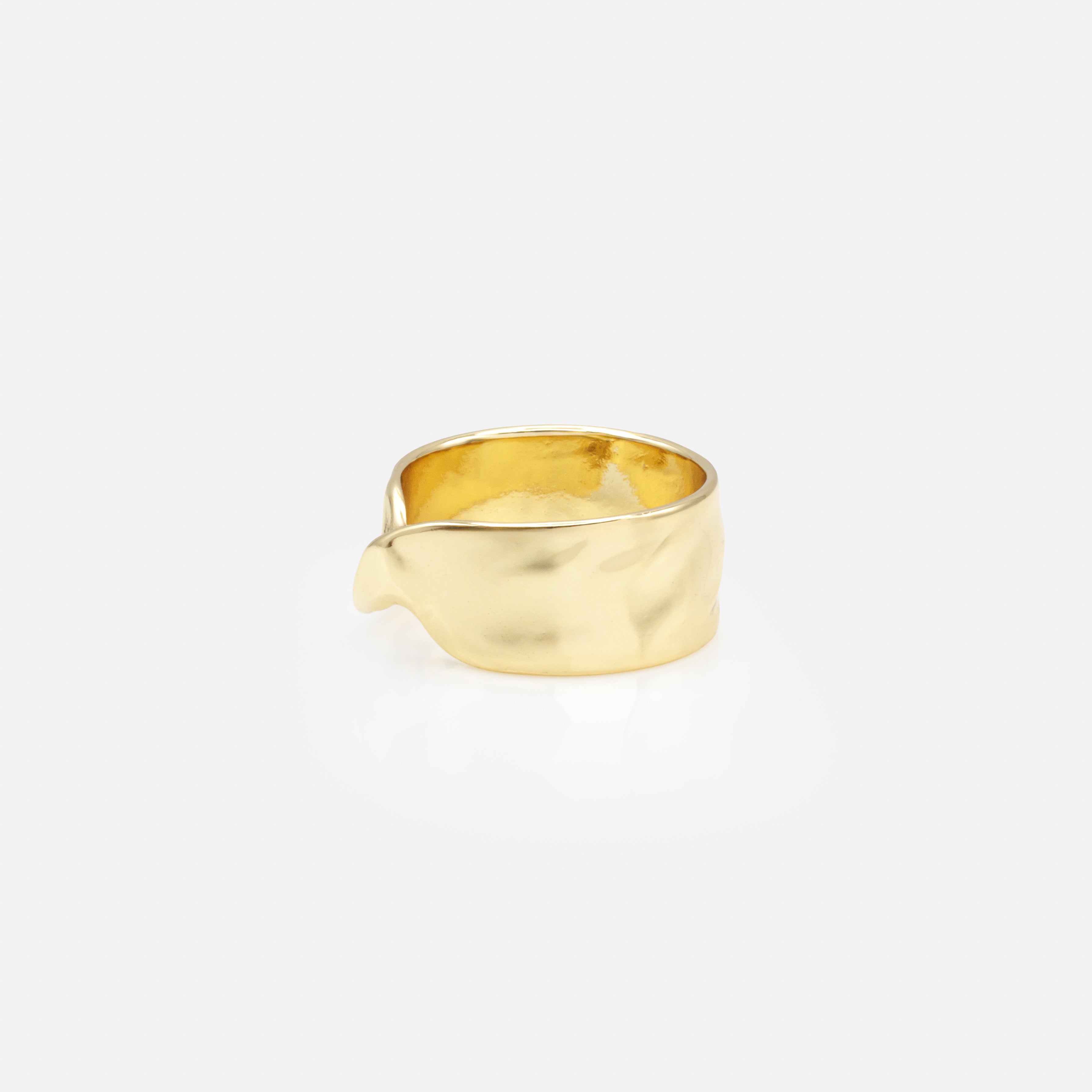 Large bague dorée froissée