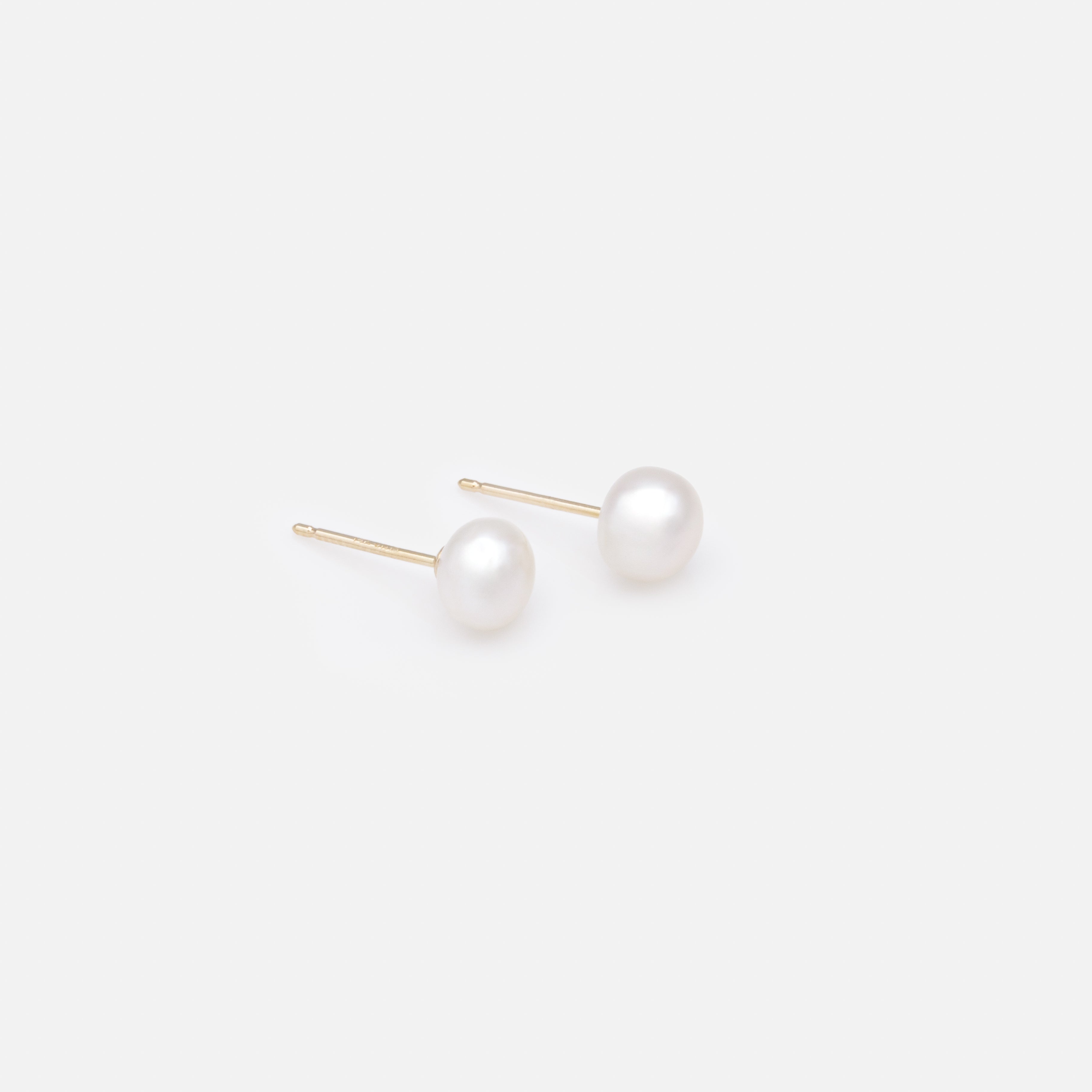 Boucles d'oreilles perles d'eau douce 5,5 à 6 mm avec tige en or 14 carats