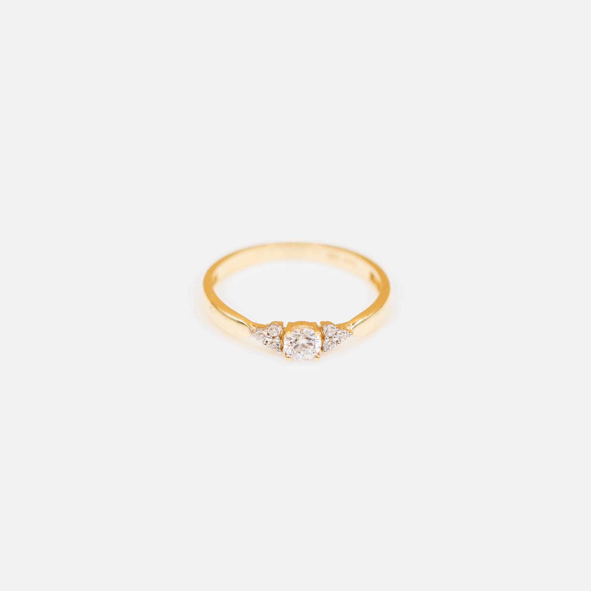 Ring in 10k yellow gold with sparkling stones