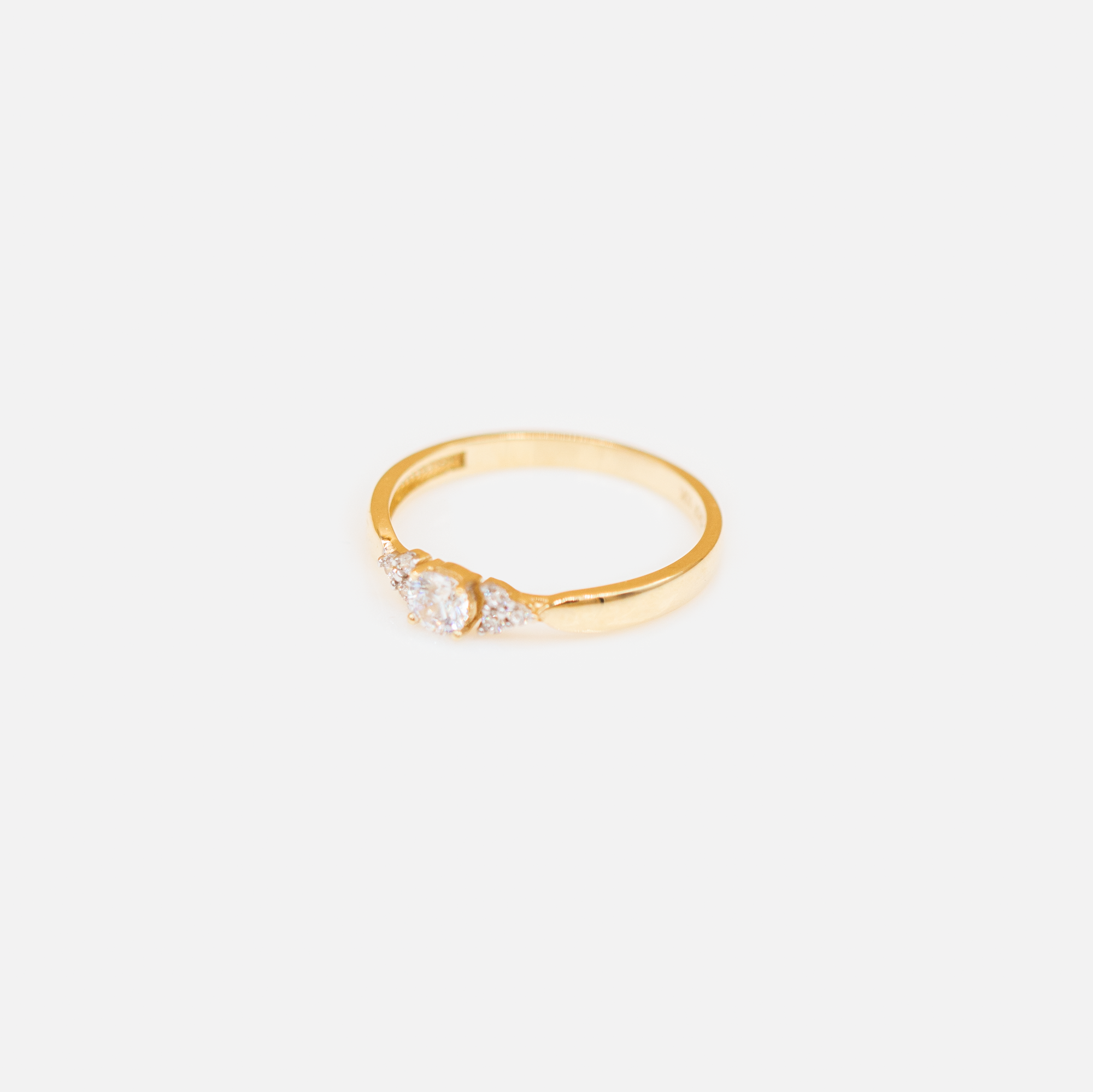 Ring in 10k yellow gold with sparkling stones