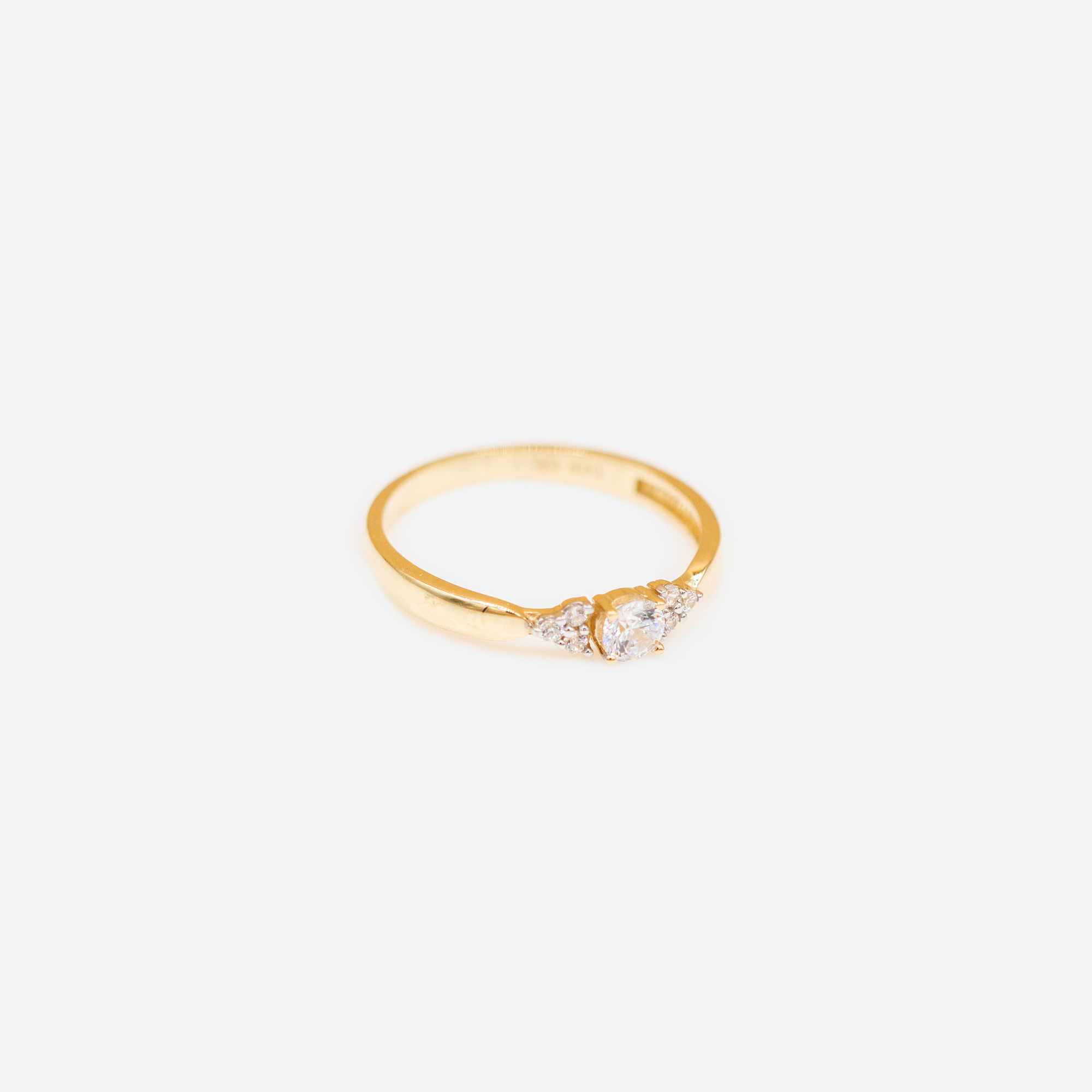 Ring in 10k yellow gold with sparkling stones