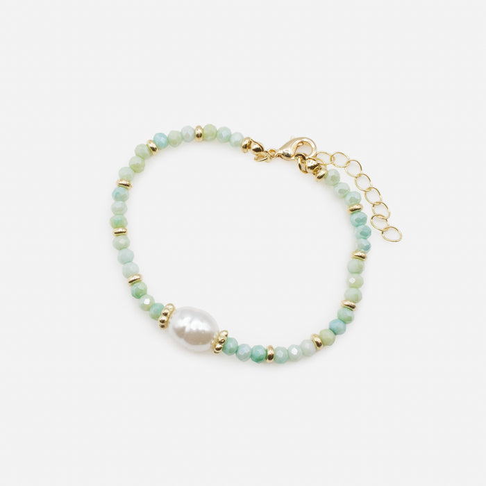 Bracelet doré avec billes vertes et perle