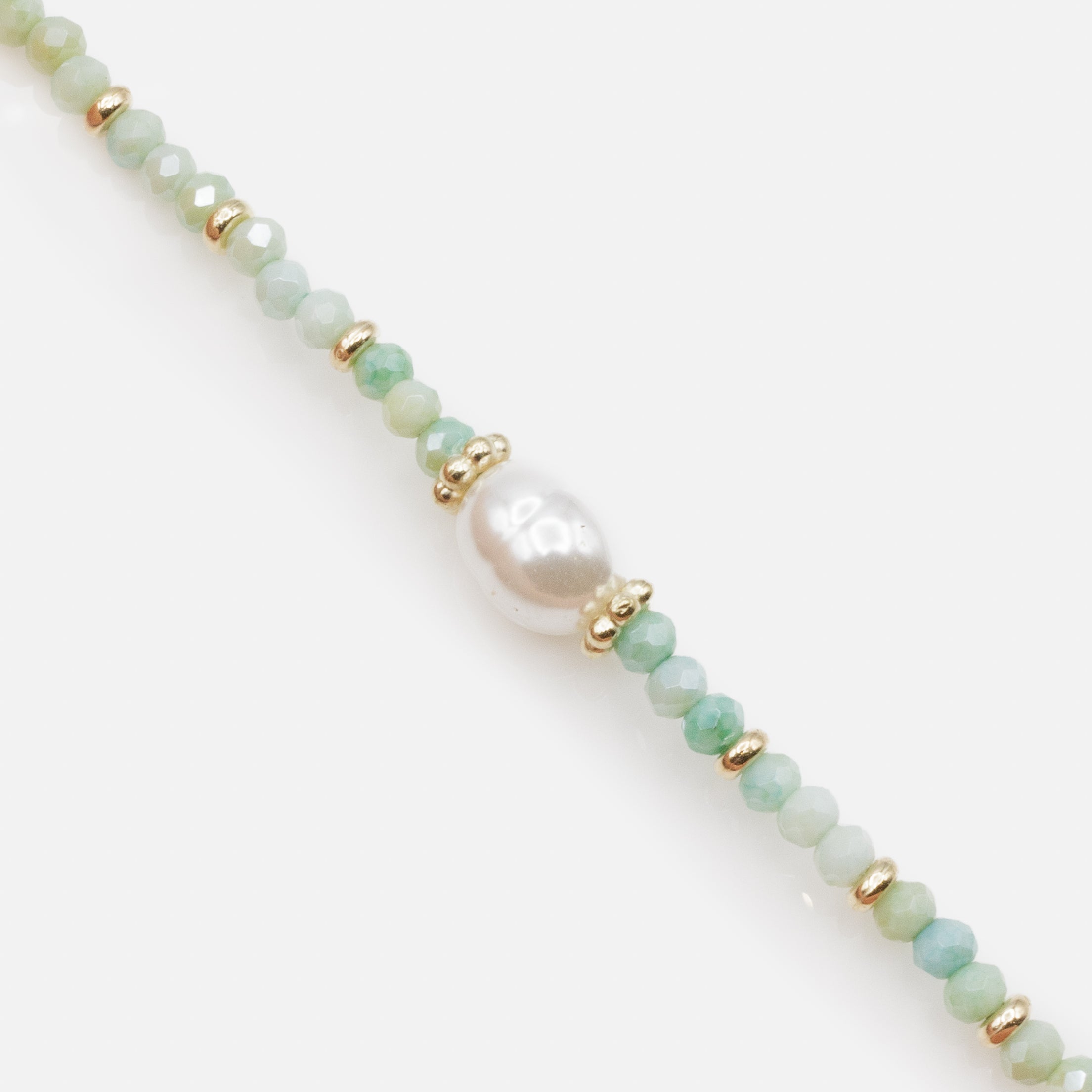 Bracelet doré avec billes vertes et perle