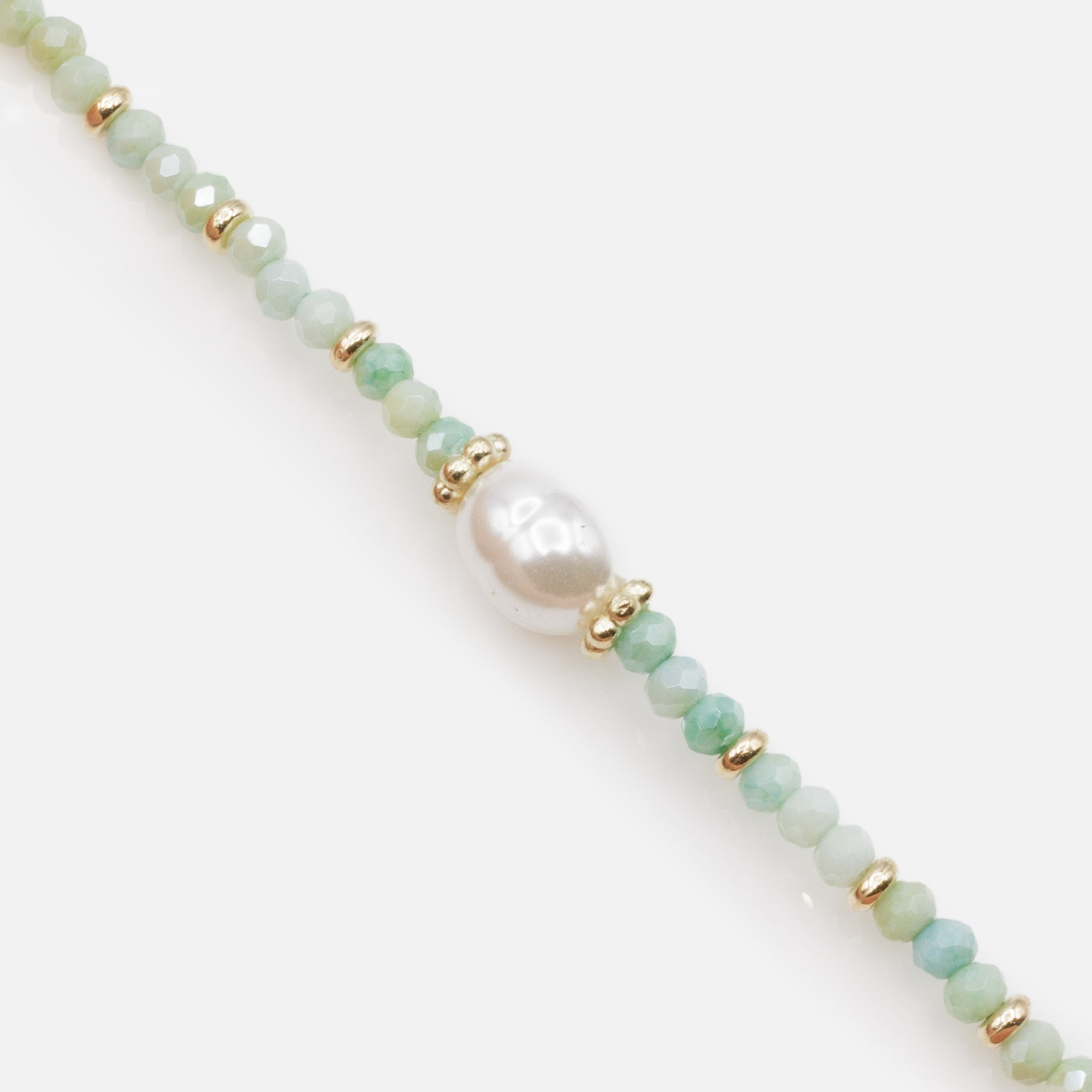 Bracelet doré avec billes vertes et perle