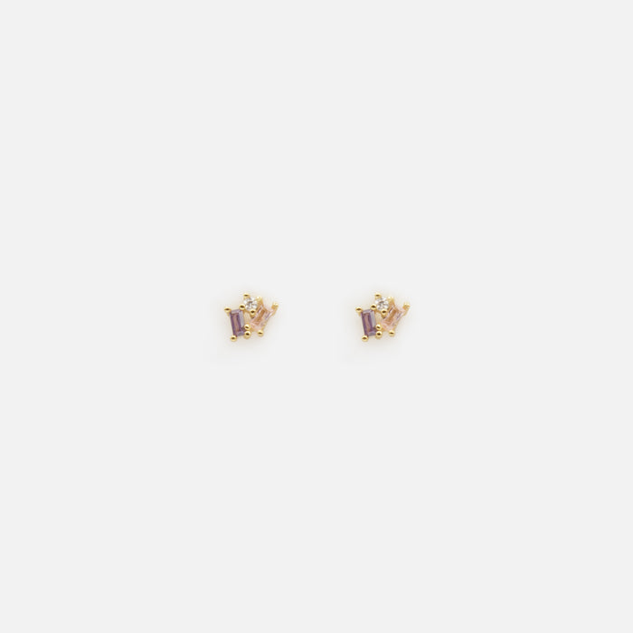 Duo de boucles d'oreilles dorées délicates avec pierres colorées